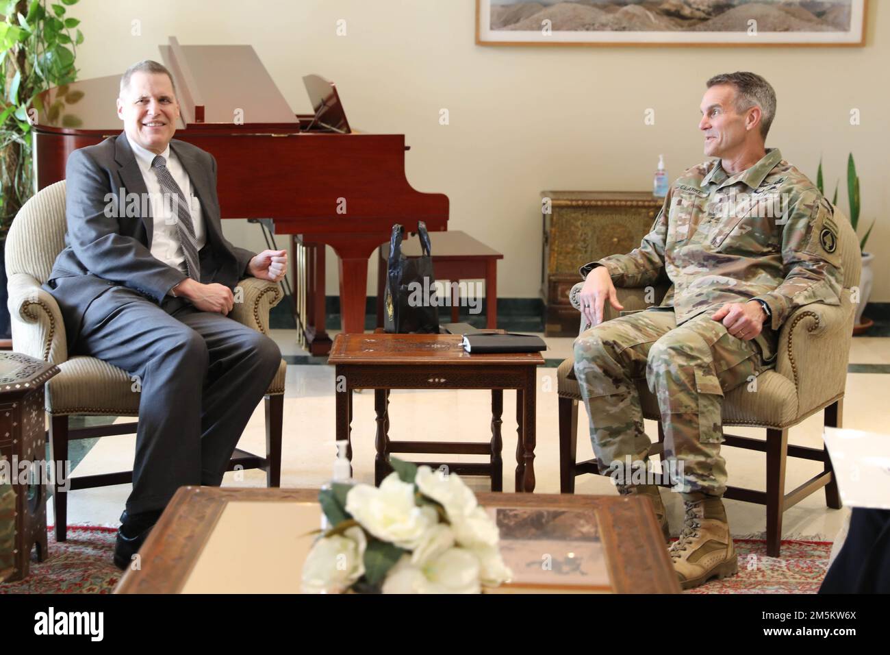 Matthew H. Tueller, USA Botschafter im Irak, Left, und General Richard D. Clarke Jr., der Commander der USA Sondereinsatzkommando, ok, halten Sie eine Diskussion während eines Besuchs in den USA Botschaft im Irak in Bagdad, 23. März 2022. Wichtige Führungskräfte aus den USA Das Sondereinsatzkommando hat die US-Botschaft besucht, um die fortgesetzte Unterstützung der USSOCOM für den Aufbau regionaler Sicherheit und Stabilität und die dauerhafte Niederlage von Daesh und ihre Missionen zu erörtern. Der Besuch war Teil einer mehrtägigen Reise durch die USA Einsatzgebiet des Zentralkommandos. Stockfoto