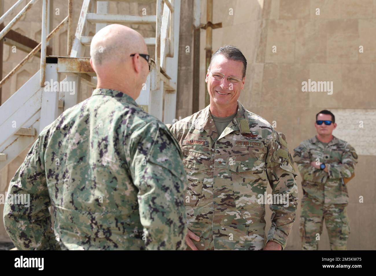 Brigg. General Thomas Palenske, Stellvertretender General der Gemeinsamen Task Force für Sondereinsätze - Levant, spricht mit Flottenkommando Frank Bradley, Befehlshaber der Zentrale des Sondereinsatzkommandos, während eines Besuchs wichtiger US-amerikanischer Führer auf der Operationsbasis Union III in Bagdad, Irak Sondereinsatzkommando 23. März 2022. Führungskräfte aus den USA Das Sondereinsatzkommando hat die Basis besucht, um die fortgesetzte Unterstützung der USSOCOM für Missionen im Zusammenhang mit dem Aufbau regionaler Sicherheit und Stabilität und der dauerhaften Niederlage von Daesh zu erörtern. Der Besuch war Teil einer mehrtägigen Reise durch die USA Zentr Stockfoto