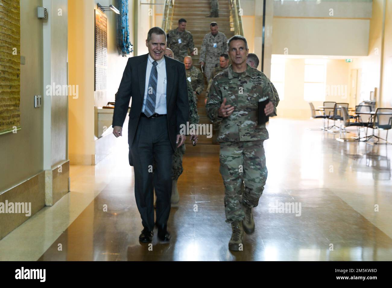 General Richard D. Clarke Jr., der Commander der USA Sondereinsatzkommando, rechts, und Matthew H. Tueller, USA Botschafter im Irak, Left, führt ein Gespräch während eines Besuchs in den USA Botschaft im Irak, in Bagdad, von führenden US-amerikanischen Führern Sondereinsatzkommando 23. März 2022. Wichtige Führungskräfte aus den USA Das Sondereinsatzkommando hat die Botschaft besucht, um die fortgesetzte Unterstützung der USSOCOM für den Aufbau regionaler Sicherheit und Stabilität und die dauerhafte Niederlage von Daesh und die damit zusammenhängenden Missionen zu erörtern. Der Besuch war Teil einer mehrtägigen Reise durch die USA Einsatzgebiet des Zentralkommandos. Stockfoto