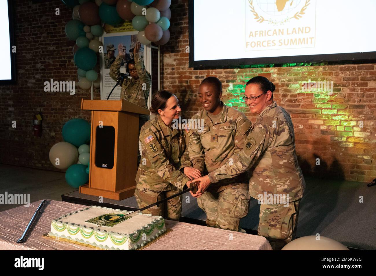 Brigg. General Jackie Huber, Deputy Adjutant General, North Dakota National Guard, SPC. Jasmine Clark, Georgia Army National Guard und Brigg. General Aida Borras, Stellvertretender General, USA Army Southern European Task Force, Afrika, schneidet den Zeremonialkuchen für das Women's History Month Dinner am 22. März 2022 in Columbus, Georgia, zusammen. Das Abendessen fand während des African Land Forces Summit 2022 statt, einem einwöchigen Gipfel, der von den USA ausgerichtet wurde Stabschef der Armee, der die Häuptlinge der Landstreitkräfte des afrikanischen Kontinents zusammenbringen sollte, um Lösungen für die Herausforderungen zu erörtern, vor denen sie stehen, und um sie zu festigen Stockfoto