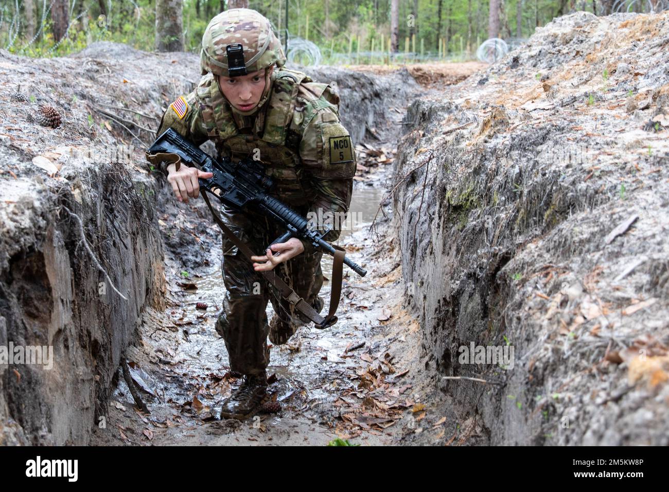 USA Randall Brown, ein Militärpolizist, der die 201. Regional Support Group der Georgia Army National Guard mit Sitz in Marietta repräsentiert, verlässt einen Graben während des 2022 Georgia National Guard Best Warrior Competition in Fort Stewart, Georgia, 22. März 2022. Der Wettbewerb der besten Krieger testet die Bereitschaft und Anpassungsfähigkeit unserer Streitkräfte und bereitet unsere georgischen Wachmänner auf die unvorhersehbaren Herausforderungen von heute vor. Stockfoto