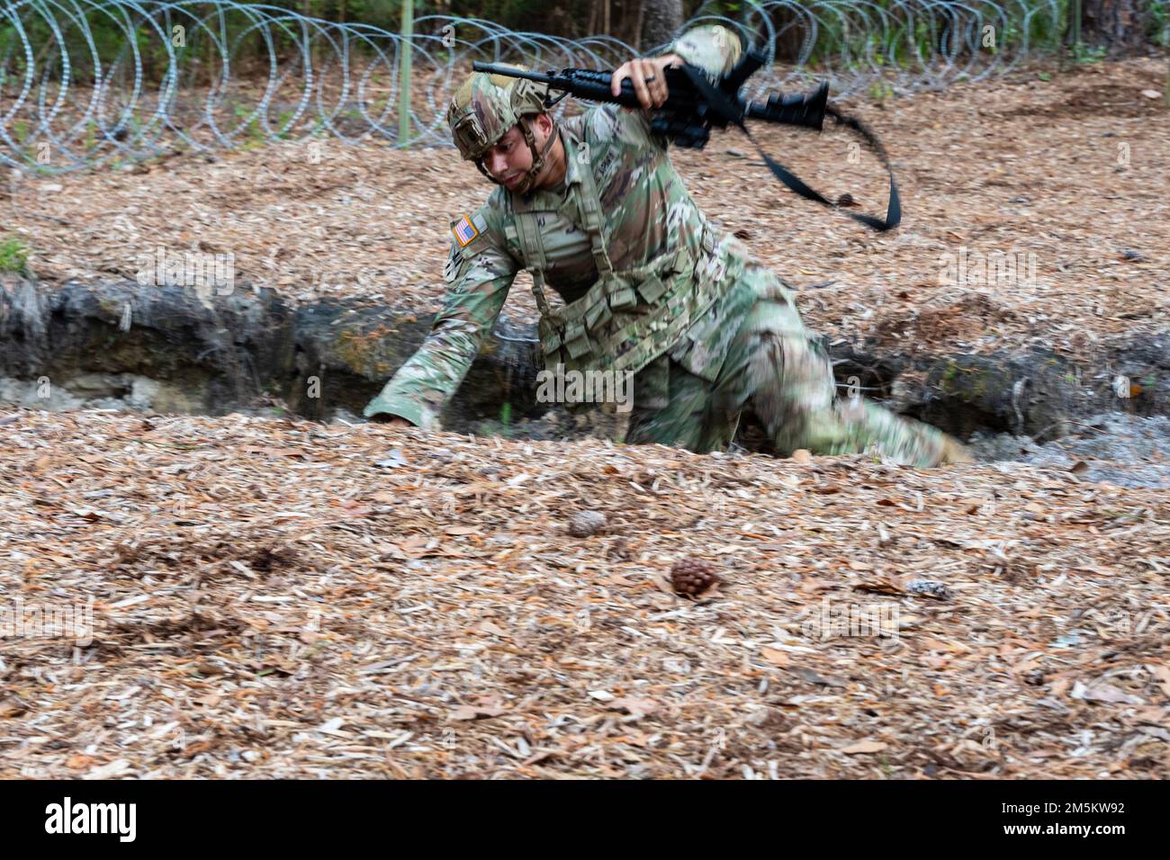 U.S. Army Staff Sgt. David Dividu, ein Infanterist, der die in Columbus ansässige 648. Manöver Enhancement Brigade der Georgia Army National Guard repräsentiert, räumt während des 2022 Georgia National Guard Best Warrior Competition in Fort Stewart, Georgia, 22. März 2022, ein Hindernis. Der Wettbewerb der besten Krieger testet die Bereitschaft und Anpassungsfähigkeit unserer Streitkräfte und bereitet unsere georgischen Wachmänner auf die unvorhersehbaren Herausforderungen von heute vor. Stockfoto