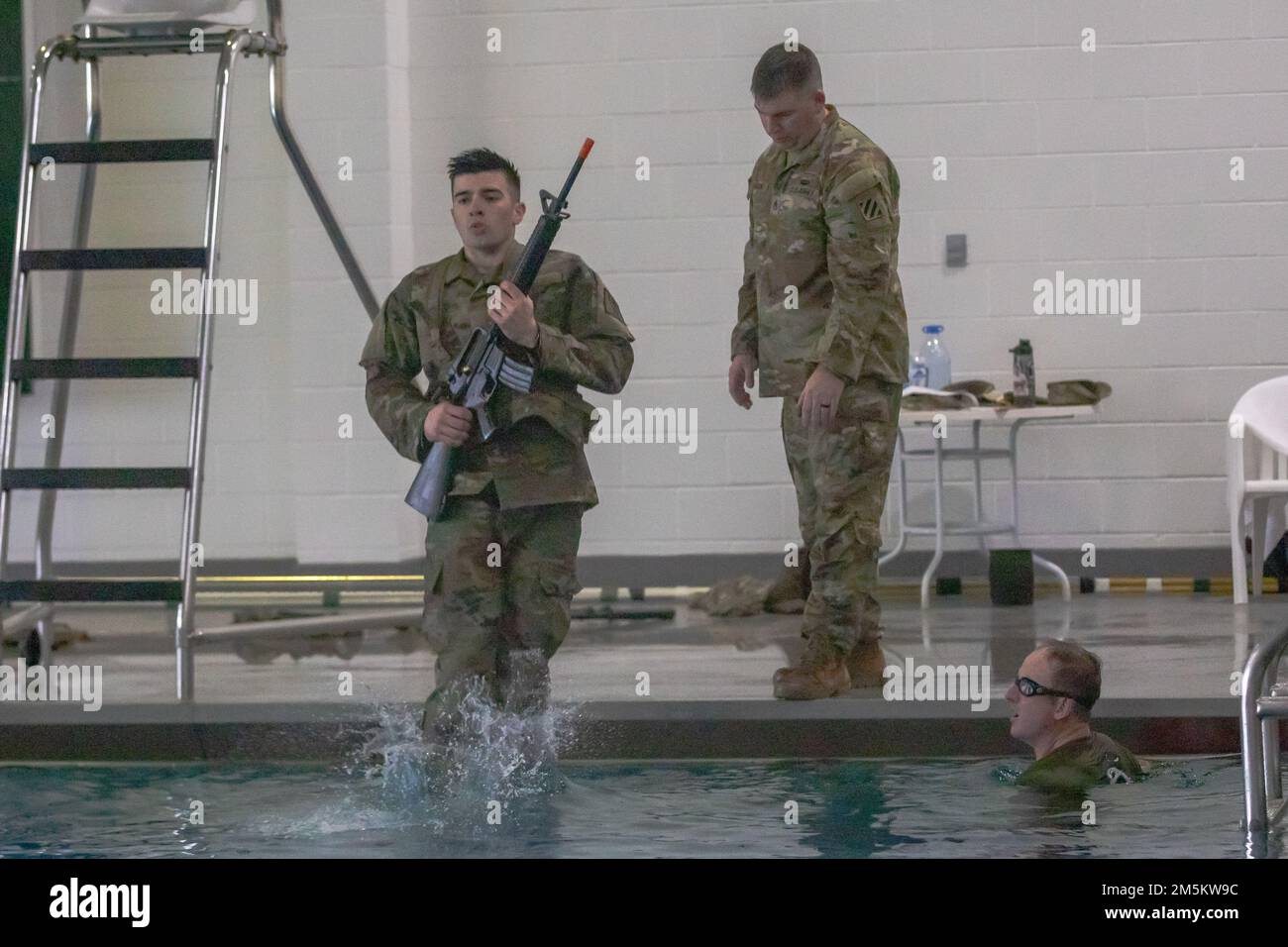 USA Skylar Steen, ein Fallschirmspringer, der das 78. Truppenkommando der Georgia Army National Guard mit Sitz in Marietta repräsentiert, veranstaltet die Schwimmveranstaltung während des Bestkriegerwettbewerbs der Georgia National Guard 2022 in Fort Stewart, Georgia, 22. März 2022. Der Wettbewerb der besten Krieger testet die Bereitschaft und Anpassungsfähigkeit unserer Streitkräfte und bereitet unsere georgischen Wachmänner auf die unvorhersehbaren Herausforderungen von heute vor. Stockfoto