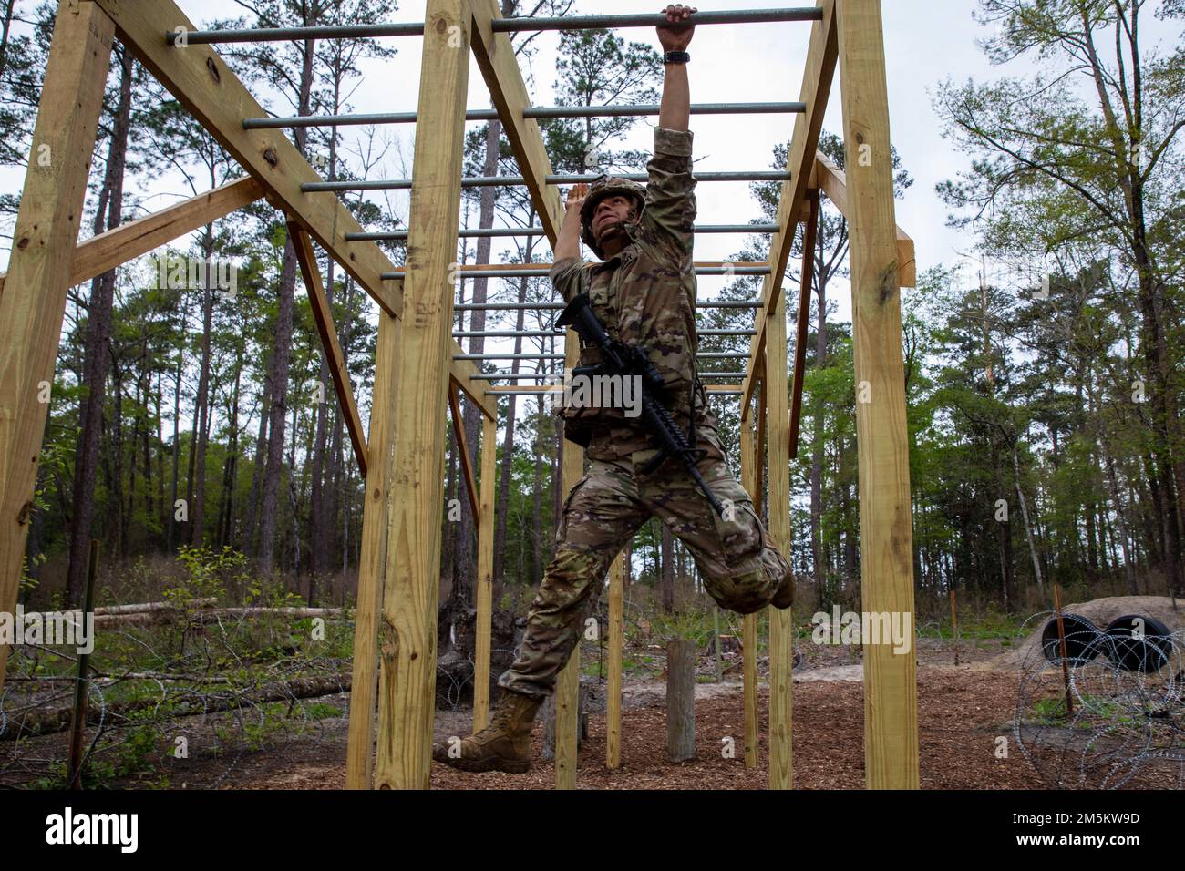 USA Army Sgt. Mario Mora, ein Infanterist, der das in Macon ansässige 48. Infanterie Brigade Combat Team der Georgia Army National Guard repräsentiert, räumt während des 2022 Georgia National Guard Best Warrior Competition in Fort Stewart, Georgia, 22. März 2022, ein Hindernis des Individual Movement Techniques. Der Wettbewerb der besten Krieger testet die Bereitschaft und Anpassungsfähigkeit unserer Streitkräfte und bereitet unsere georgischen Wachmänner auf die unvorhersehbaren Herausforderungen von heute vor. Stockfoto