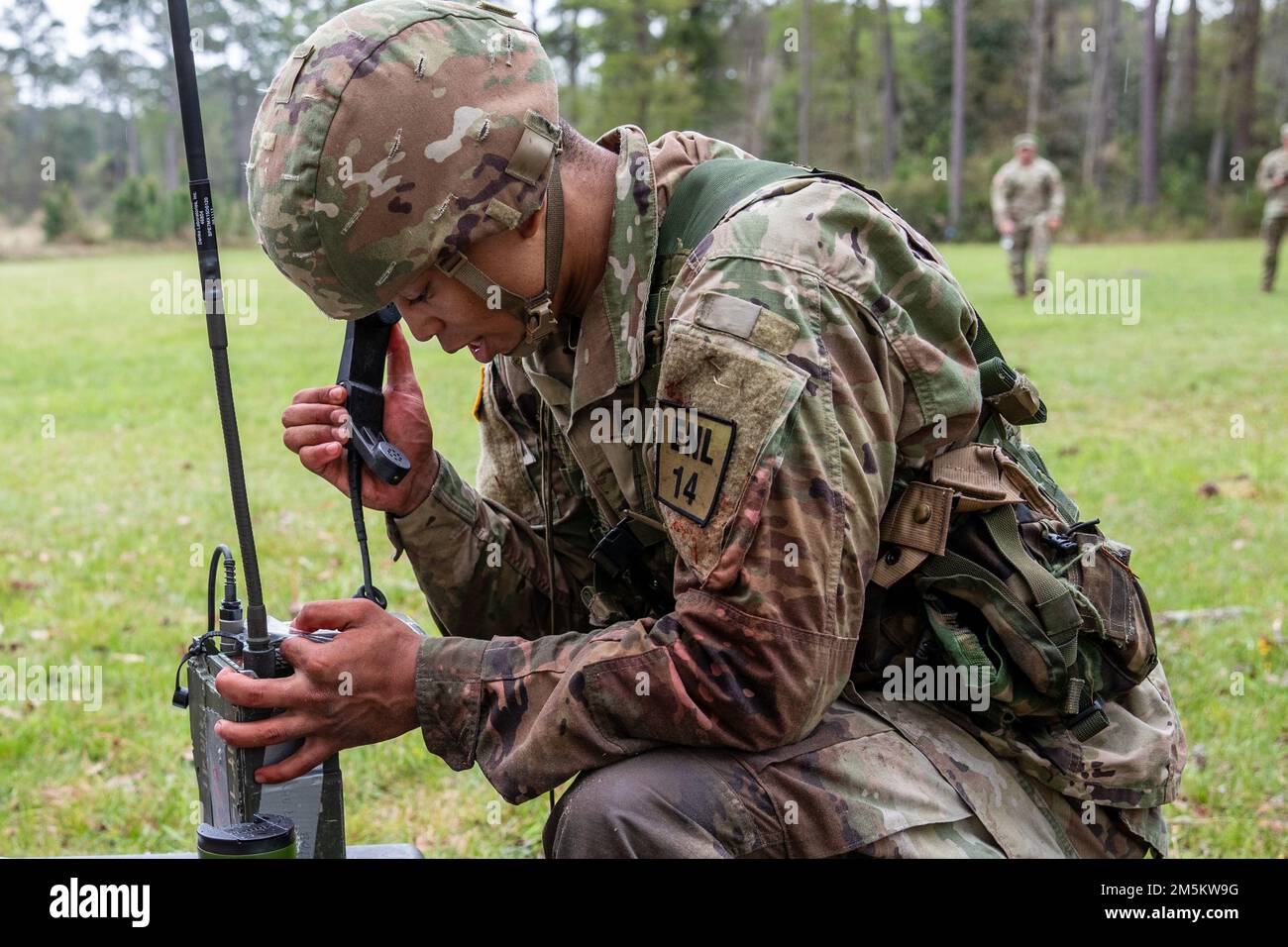 USA Sterling Brewer, ein Militärpolizist, der die 201. Regional Support Group mit Sitz in Marietta repräsentiert, führt während des 2022 Georgia National Guard Best Warrior Competition in Fort Stewart, Georgia, 22. März 2022 einen medizinischen Evakuierungsruf durch. Der Wettbewerb der besten Krieger testet die Bereitschaft und Anpassungsfähigkeit unserer Streitkräfte und bereitet unsere georgischen Wachmänner auf die unvorhersehbaren Herausforderungen von heute vor. Stockfoto