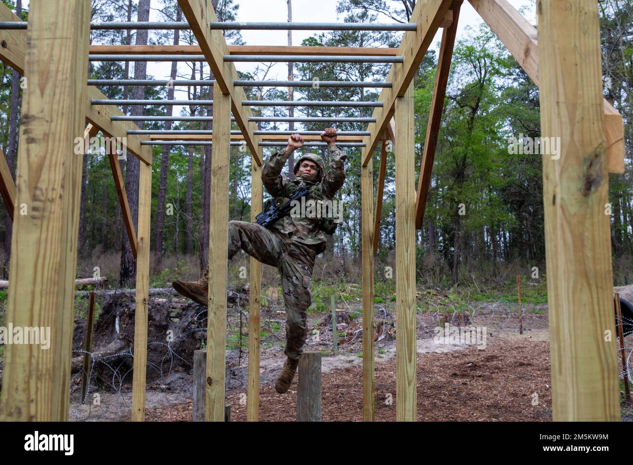 USA Army SPC. Sterling Brewer, ein militärischer Polizeibeamter, der die 201. Regional Support Group mit Sitz in Marietta repräsentiert, räumt während des 2022 Georgia National Guard Best Warrior Competition in Fort Stewart, Georgia, 22. März 2022 ein Hindernis des Kurses zu individuellen Bewegungstechniken. Der Wettbewerb der besten Krieger testet die Bereitschaft und Anpassungsfähigkeit unserer Streitkräfte und bereitet unsere georgischen Wachmänner auf die unvorhersehbaren Herausforderungen von heute vor. Stockfoto