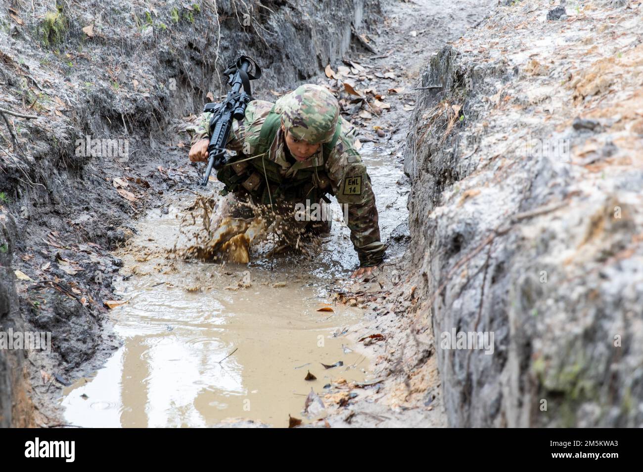 USA Army SPC. Sterling Brewer, ein militärischer Polizeibeamter, der die 201. Regional Support Group mit Sitz in Marietta repräsentiert, kriecht während des Kurses über Individual Movement Techniques 2022 Georgia National Guard Best Warrior Competition in Fort Stewart, Georgia, 22. März 2022 durch einen Graben. Der Wettbewerb der besten Krieger testet die Bereitschaft und Anpassungsfähigkeit unserer Streitkräfte und bereitet unsere georgischen Wachmänner auf die unvorhersehbaren Herausforderungen von heute vor. Stockfoto