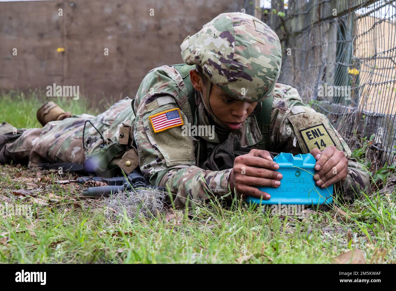 USA SPC. Sterling Brewer, ein Polizist des Militärs 201. Regional Support Group mit Sitz in Marietta, stellt eine M18 Claymore-Mine während des 2022 Georgia National Guard Best Warrior Competition in Fort Stewart, Georgia, am 22. März 2022 bereit. Der Wettbewerb der besten Krieger testet die Bereitschaft und Anpassungsfähigkeit unserer Streitkräfte und bereitet unsere georgischen Wachmänner auf die unvorhersehbaren Herausforderungen von heute vor. Stockfoto