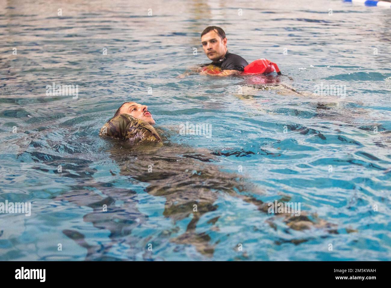 USA Army Sgt. Matthew Fiore, ein UH-60 Black Hawk Crew Chief, repräsentiert das in Marietta ansässige 78. Aviation Truppenkommando, Georgia Army National Guard National Guard, führt das Schwimmevent während des 2022 Georgia National Guard Best Warrior Competition in Fort Stewart, Georgia, am 23. März 2022 durch. Der Wettbewerb der besten Krieger testet die Bereitschaft und Anpassungsfähigkeit unserer Streitkräfte und bereitet unsere georgischen Wachmänner auf die unvorhersehbaren Herausforderungen von heute vor. Stockfoto