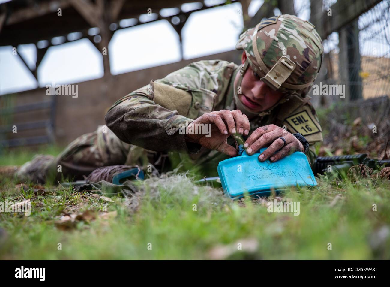 U.S. Army Sgt. John Dabbs, ein Infanterist, der das in Macon ansässige 48. Infanterie Brigade Combat Team der Georgia Army National Guard repräsentiert, veranstaltet eine M18 Claymore Mine während des 2022 Georgia National Guard Best Warrior Competition in Fort Stewart, Georgia, 22. März 2022. Der Wettbewerb der besten Krieger testet die Bereitschaft und Anpassungsfähigkeit unserer Streitkräfte und bereitet unsere georgischen Wachmänner auf die unvorhersehbaren Herausforderungen von heute vor. Stockfoto