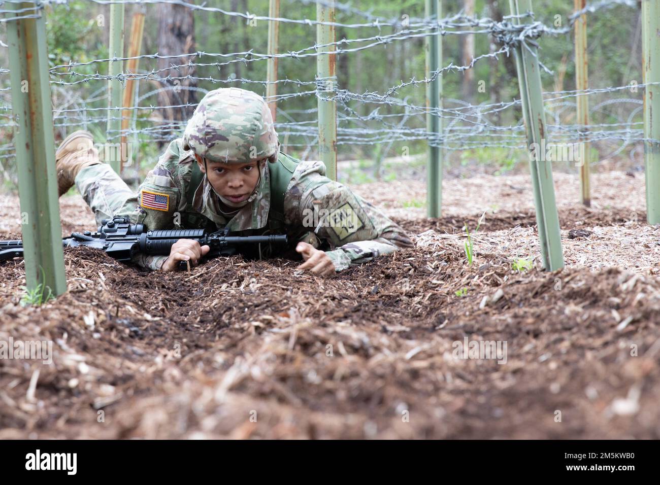 USA Army SPC. Sterling Brewer, ein militärischer Polizeibeamter, der die 201. Regional Support Group mit Sitz in Marietta repräsentiert, durchkrabbelt einen Teil des Kurses Individual Movement Techniques während des 2022 Georgia National Guard Best Warrior Competition in Fort Stewart, Georgia, 22. März 2022. Der Wettbewerb der besten Krieger testet die Bereitschaft und Anpassungsfähigkeit unserer Streitkräfte und bereitet unsere georgischen Wachmänner auf die unvorhersehbaren Herausforderungen von heute vor. Stockfoto
