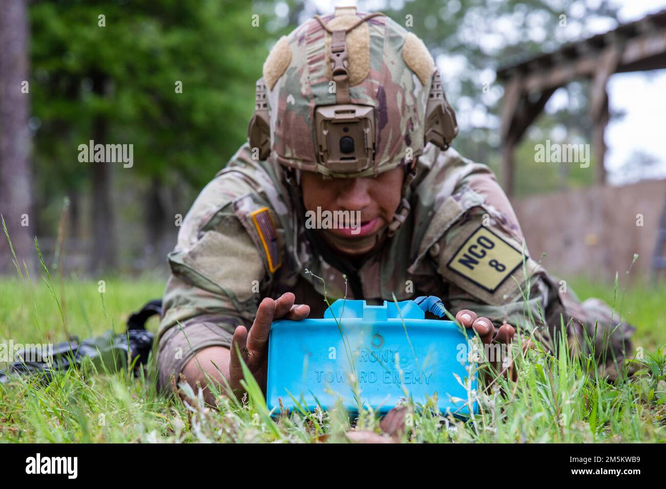 USA Army Sgt. Mario Mora, ein Infanterist, der das in Macon ansässige 48. Infanterie Brigade Combat Team der Georgia Army National Guard repräsentiert, veranstaltet eine M18 Claymore Mine während des 2022 Georgia National Guard Best Warrior Competition in Fort Stewart, Georgia, 22. März 2022. Der Wettbewerb der besten Krieger testet die Bereitschaft und Anpassungsfähigkeit unserer Streitkräfte und bereitet unsere georgischen Wachmänner auf die unvorhersehbaren Herausforderungen von heute vor. Stockfoto