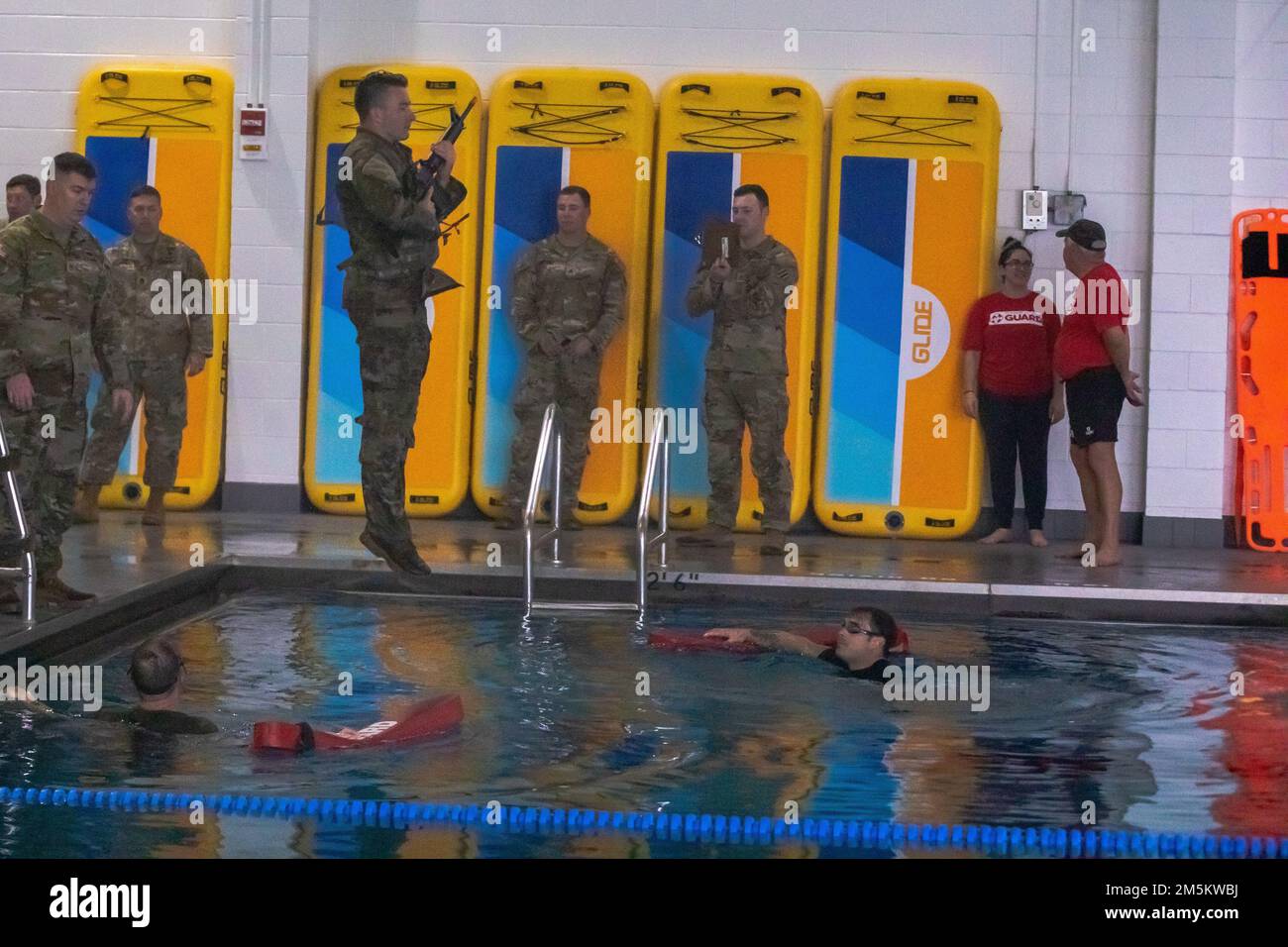 William Manning, ein Fallschirmspringer, repräsentiert das 78. Truppenkommando der Georgia Army National Guard in Marietta, springt für das Schwimmereignis während des 2022 Georgia National Guard Best Warrior Competition in Fort Stewart, Georgia, 23. März 2022, in einen Pool. Der Wettbewerb der besten Krieger testet die Bereitschaft und Anpassungsfähigkeit unserer Streitkräfte und bereitet unsere georgischen Wachmänner auf die unvorhersehbaren Herausforderungen von heute vor. Stockfoto
