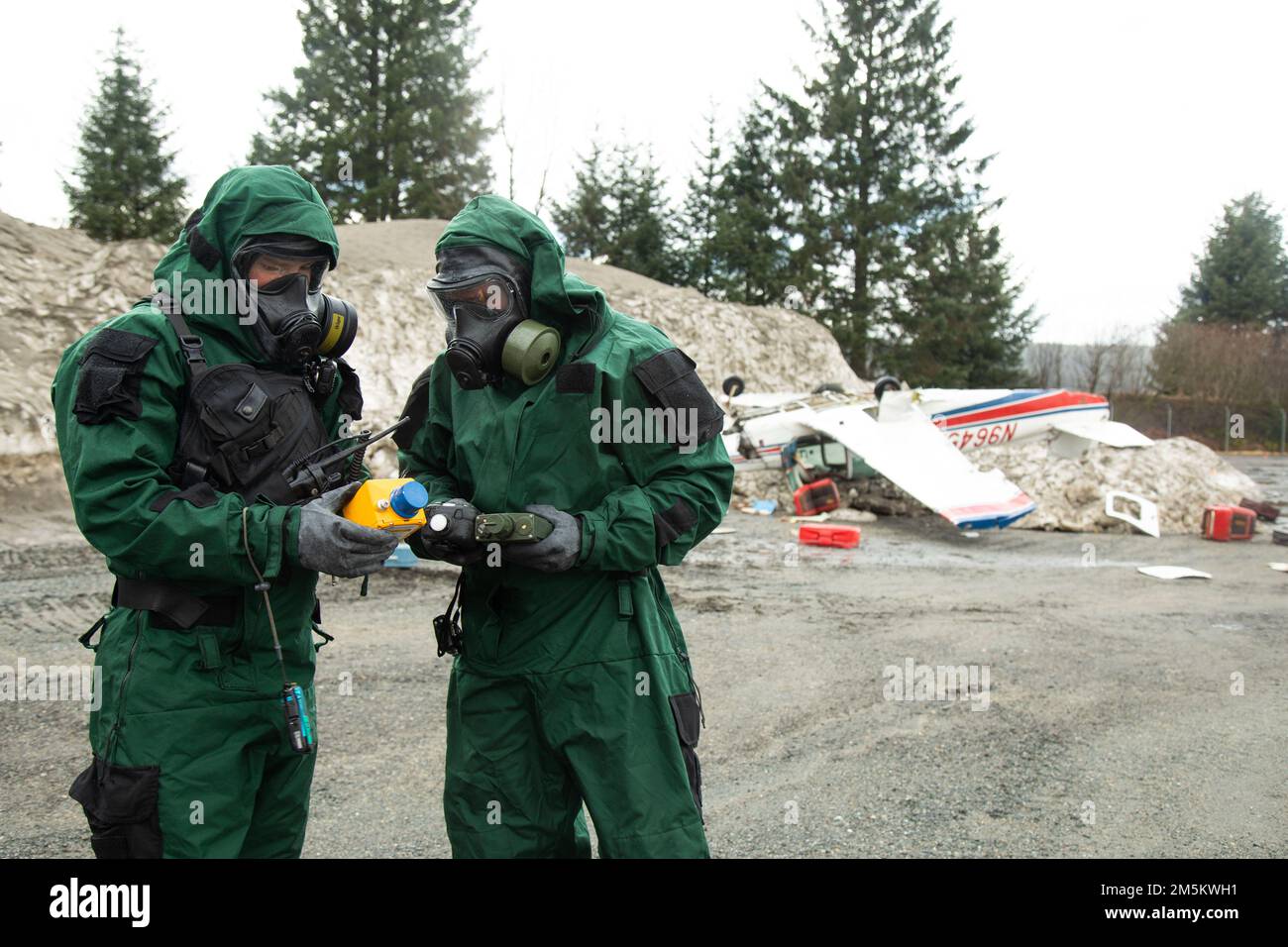 Alaska National Guard Sgt. Anthony Luiken, 103. Civil Support Team, (links) und Montana National Guard Sgt. Donald Swan, 83. CST, inspizieren einen simulierten Flugzeugabsturz auf radioaktive Kontamination während der Übung Van Winkle 2022 in Juneau, Alaska, März 23. Van Winkle 2022 ist eine chemische, biologische, radiologische, nukleare und explosive Reaktionsübung zur Verbesserung der Interoperabilität zwischen staatlichen, bundesstaatlichen und lokalen Ersthelfern mit komplexen Schulungsszenarien. Zu den Übungsteilnehmern zählten CST-Einheiten der Alaska National Guard, Montana National Guard, Connecticut National Guard, Miss Stockfoto