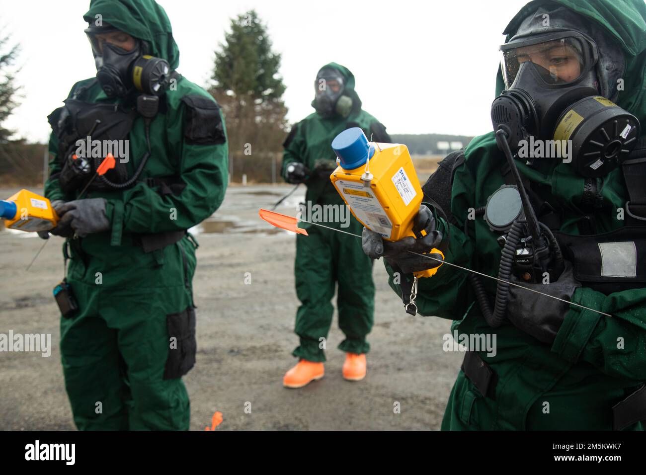 Zivile Unterstützungsteams der Nationalgarde von Alaska und Montana nähern sich einem simulierten Flugzeugabsturz, um während der Übung Van Winkle 2022 in Juneau, Alaska, am 23. März auf radioaktive Kontamination zu untersuchen. Van Winkle 2022 ist eine chemische, biologische, radiologische, nukleare und explosive Reaktionsübung zur Verbesserung der Interoperabilität zwischen staatlichen, bundesstaatlichen und lokalen Ersthelfern mit komplexen Schulungsszenarien. Zu den Trainingsteilnehmern zählten CST-Einheiten der Alaska National Guard, Montana National Guard, Connecticut National Guard, Mississippi National Guard und North Carolina Nationa Stockfoto