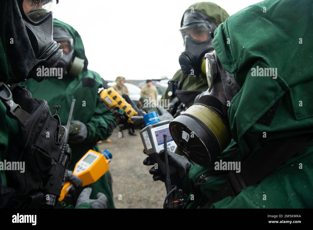 Zivile Unterstützungsteams der Nationalgarde von Alaska und Montana koordinieren vor der Inspektion eines simulierten Flugzeugabsturzes auf radioaktive Kontamination während der Übung Van Winkle 2022 in Juneau, Alaska, März 23. Van Winkle 2022 ist eine chemische, biologische, radiologische, nukleare und explosive Reaktionsübung zur Verbesserung der Interoperabilität zwischen staatlichen, bundesstaatlichen und lokalen Ersthelfern mit komplexen Schulungsszenarien. Zu den Trainingsteilnehmern zählten CST-Einheiten der Alaska National Guard, Montana National Guard, Connecticut National Guard, Mississippi National Guard und North Carolin Stockfoto