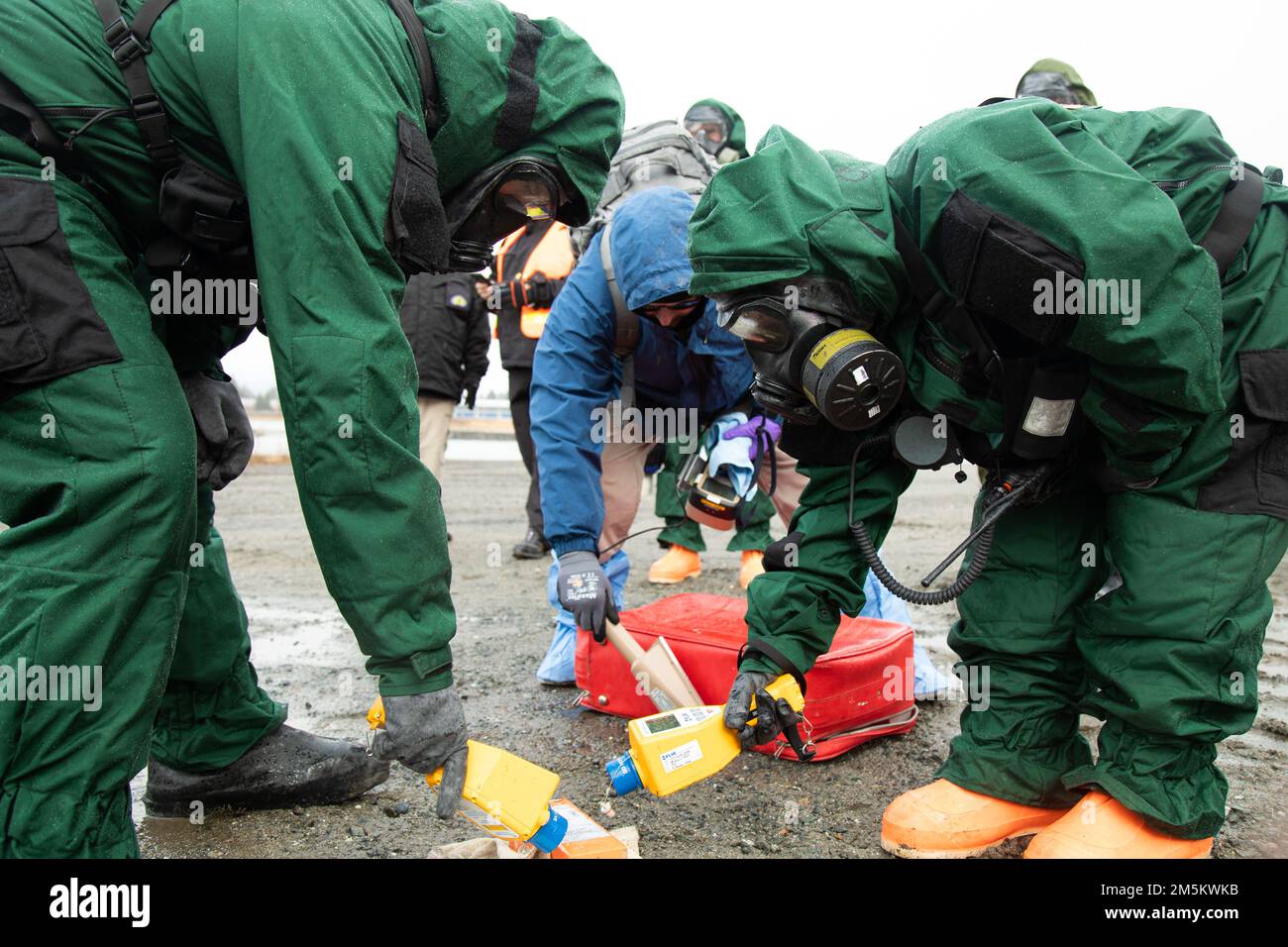 Zivile Unterstützungsteams der Nationalgarde von Alaska und Montana inspizieren die Trümmer eines simulierten Flugzeugabsturzes auf radioaktive Kontamination während der Übung Van Winkle 2022 in Juneau, Alaska, März 23. Van Winkle 2022 ist eine chemische, biologische, radiologische, nukleare und explosive Reaktionsübung zur Verbesserung der Interoperabilität zwischen staatlichen, bundesstaatlichen und lokalen Ersthelfern mit komplexen Schulungsszenarien. Zu den Trainingsteilnehmern zählten CST-Einheiten der Alaska National Guard, Montana National Guard, Connecticut National Guard, Mississippi National Guard und North Carolina Natio Stockfoto