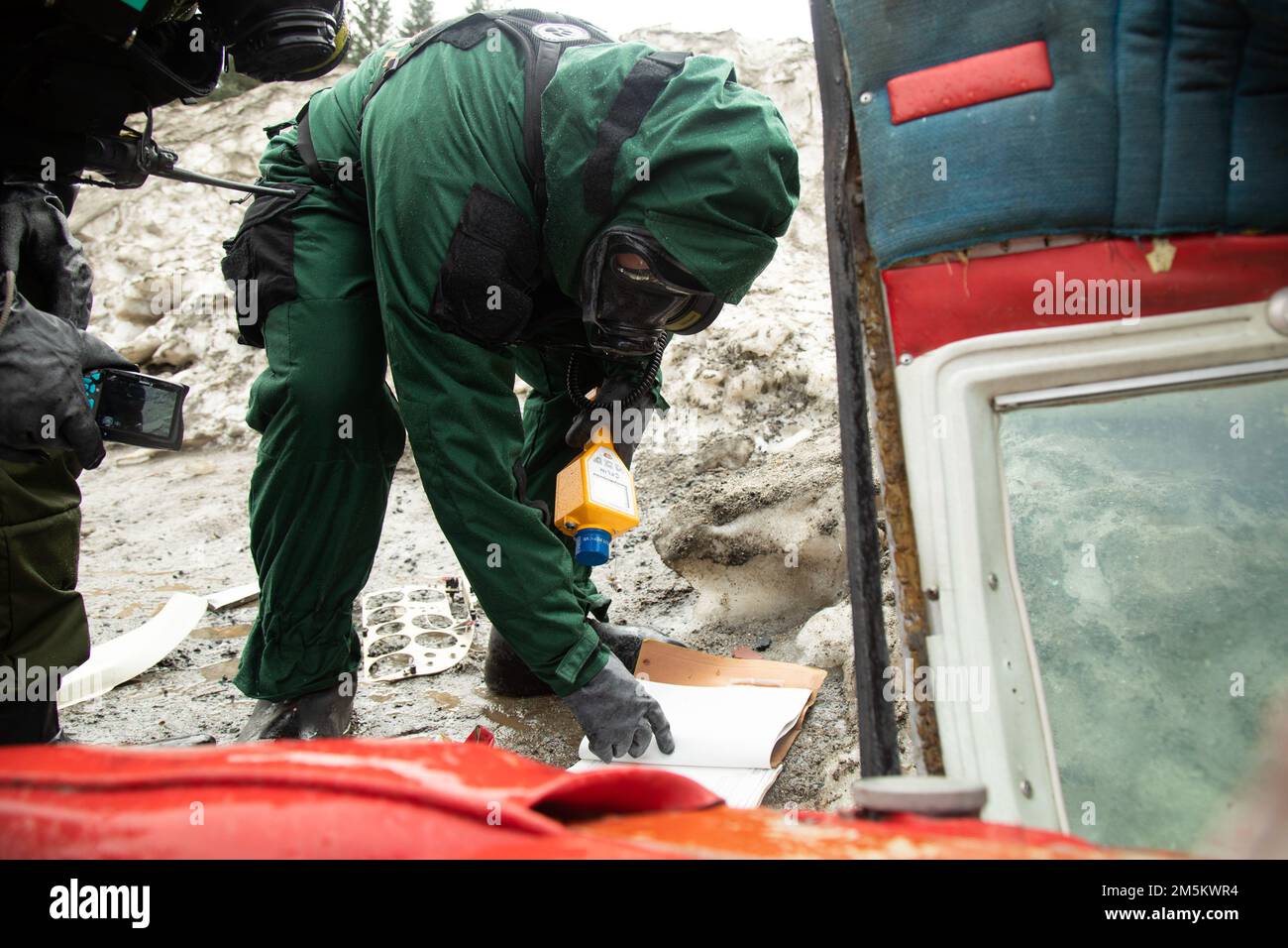 Montana National Guard Sgt. Donald Swan, 83. Civil Support Team, inspiziert Wrackteile eines simulierten Flugzeugabsturzes während der Übung Van Winkle 2022 in Juneau, Alaska, März 23. Van Winkle 2022 ist eine chemische, biologische, radiologische, nukleare und explosive Reaktionsübung zur Verbesserung der Interoperabilität zwischen staatlichen, bundesstaatlichen und lokalen Ersthelfern mit komplexen Schulungsszenarien. Zu den Trainingsteilnehmern zählten CST-Einheiten der Alaska National Guard, Montana National Guard, Connecticut National Guard, Mississippi National Guard und North Carolina National Guard. Stockfoto