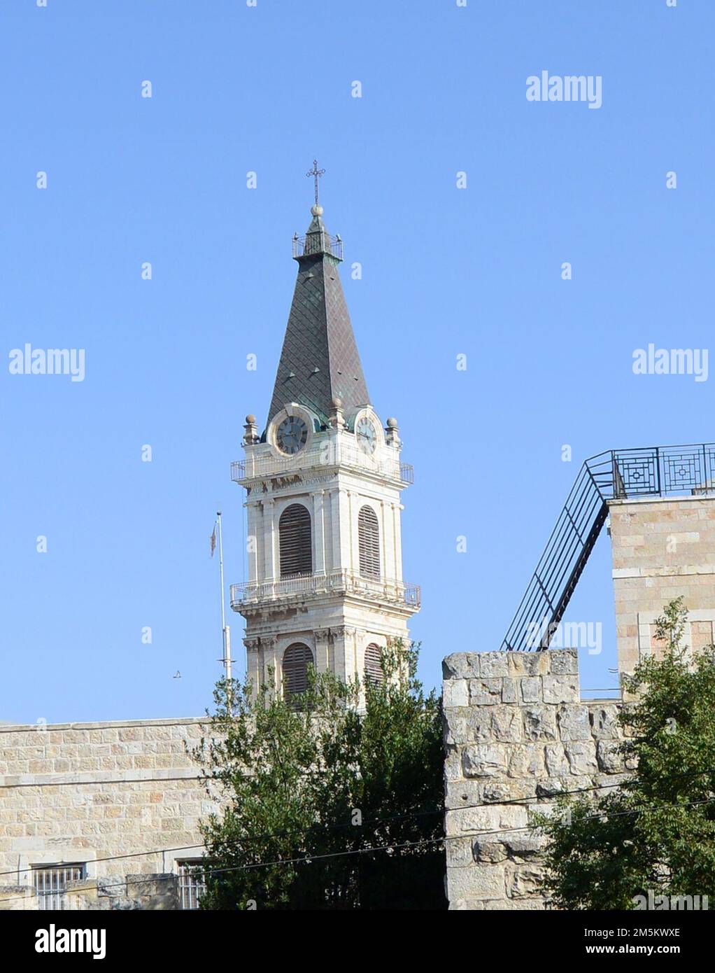 Der Uhrenturm des Klosters des Heiligen Erlösers im christlichen Viertel in der Altstadt von Jerusalem. Stockfoto