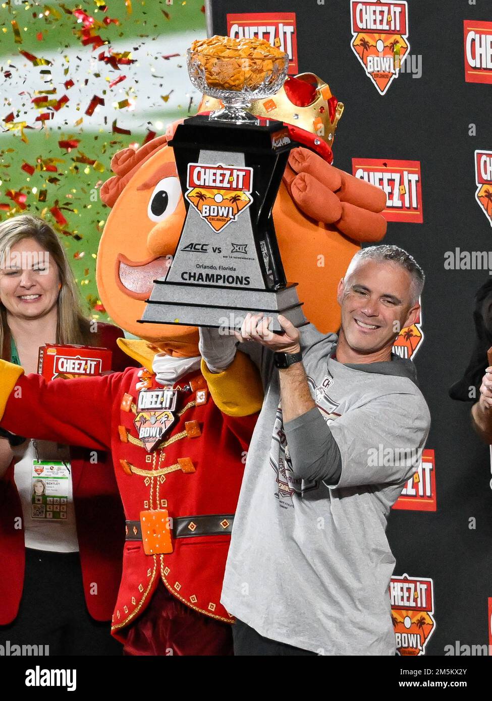 29. Dezember 2022: Florida State Seminoles Cheftrainer Mike Norvell hostet die Cheez-IT Trophäe. FSU besiegte Oklahoma 35-32 im Camping World Stadium in Orlando, FL. Romeo T Guzman/CSM Stockfoto