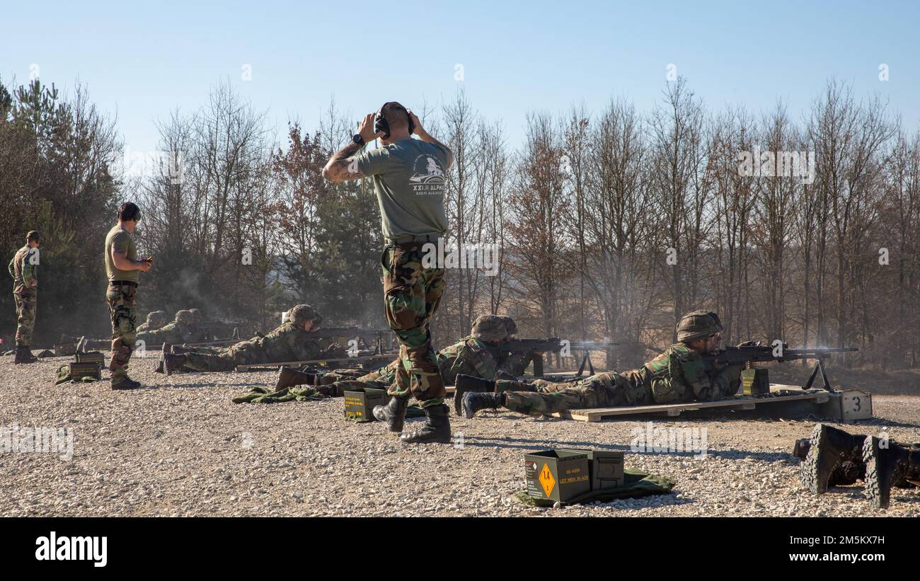 Ausbilder beobachten eine Reihe niederländischer Marines, die den 7,62 FN mag Mehrzweck-Maschinengewehr auf dem Grafenwoehr Trainingsgelände am 23. März 2022 abfeuern. Die Royal Dutch Marines nutzen vier GPMGs für einen Zug. Stockfoto