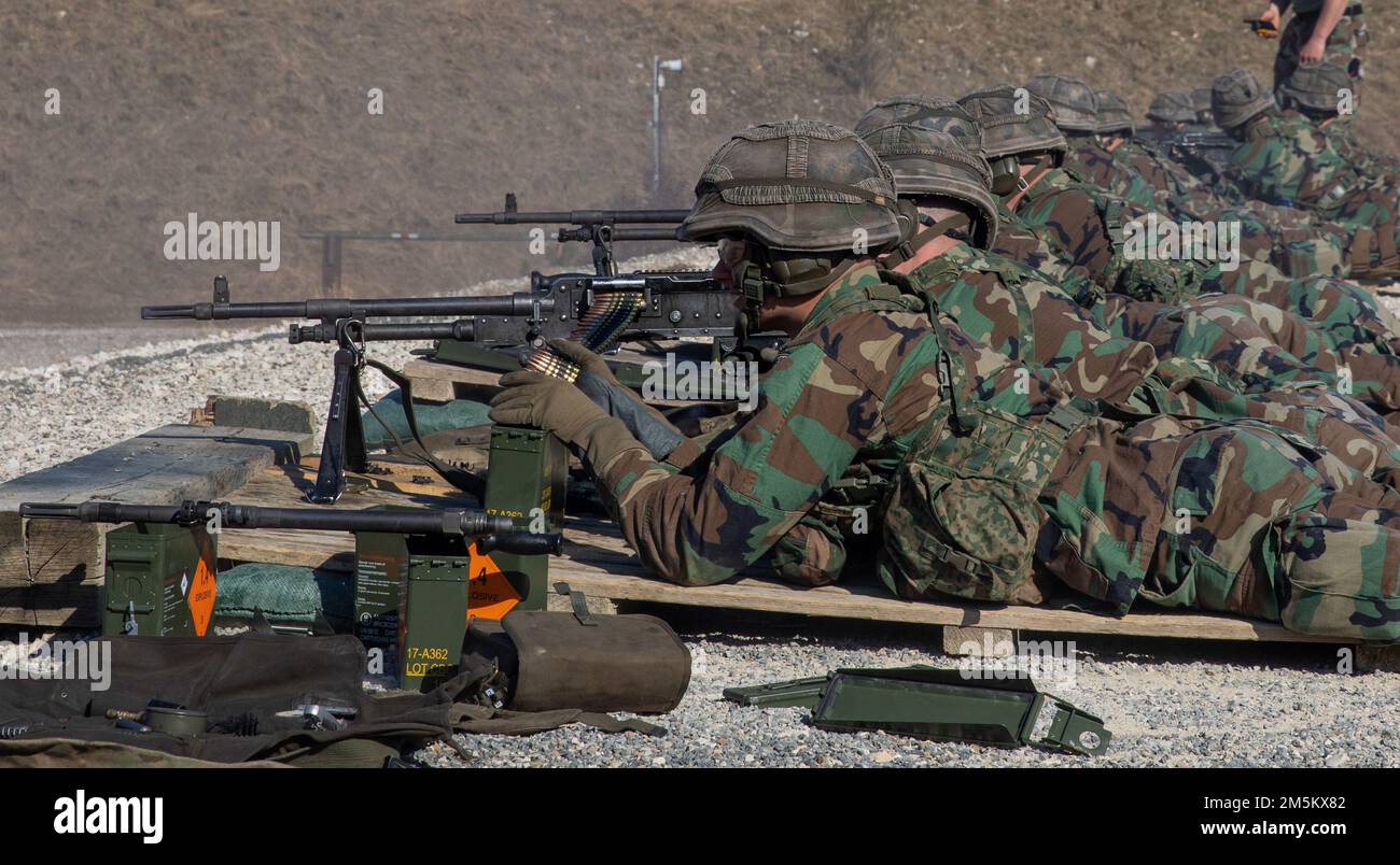 Eine Reihe niederländischer Marines feuert den 7,62 FN mag-Mehrzweck-Maschinengewehr auf dem Trainingsgelände Grafenwoehr ab, 23. März 2022. Die Royal Dutch Marines nutzen vier GPMGs für einen Zug. Stockfoto