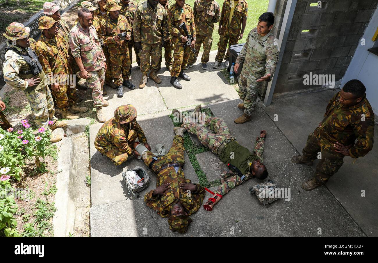 USA Soldaten der 130. Ingenieurbrigade und der 8. Militärpolizeibrigade trainieren die Verteidigungsstreitkräfte von Papua-Neuguinea auf Räumungsräumung, Absperrung und Suche auf Platoon-Ebene und taktische Gefechtsverletzten während des Tamiok-Streiks 22 in Port Moresby am 24. März. Die Schulung bereitete die PNG-Verteidigungstruppe auf zukünftige Szenarien für praktische Übungen vor. Eine Kombination aus militärischer Bereitschaft und Reaktionsfähigkeit erfordert eine gemeinsame Ausbildung. Tamiok Strike 2022 ermöglicht es unseren Nationen, sich zusammenzutun, um bilaterale Konzepte zur Unterstützung des Vertrags über gegenseitige Verteidigung zu testen. Tamiok Strike 22 ist eine bilaterale Armee zur Armee-Miliz Stockfoto