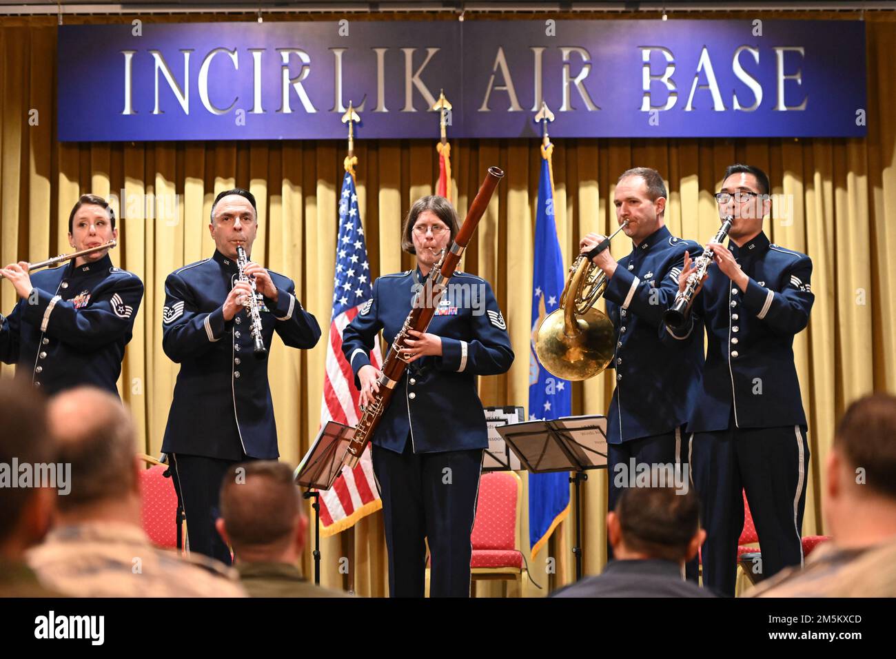 Die Winde Aloft U.S. Luftwaffe in Europa Woodwind Quintet tritt am 23. März 2022 während eines Empfangs für alliierte NATO-Befehlshaber auf dem Luftwaffenstützpunkt Incirlik in der Türkei auf. Dieser Empfang diente zur Feier des 70. Jahrestages des NATO-Beitritts der Türkei und zur Förderung zwischenmenschlicher Beziehungen zwischen den NATO-Befehlshabern von Incirlik. Winds Aloft reiste im März 16-27 in mehrere Städte und militärische Einrichtungen in der Türkei, um der sieben Jahrzehnte dauernden NATO-Mitgliedschaft der Türkei zu gedenken und das Engagement der USA für NATO-Verbündete sowie Sicherheit und Frieden in der Schwarzmeerregion zu demonstrieren. Stockfoto