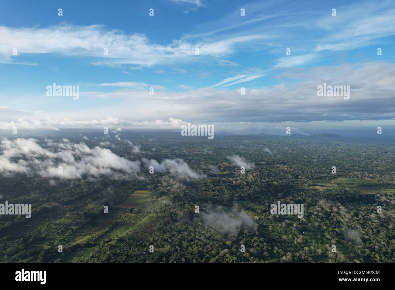 Grüne Naturlandschaft in mittelamerika über den Wolken aus der Vogelperspektive Stockfoto