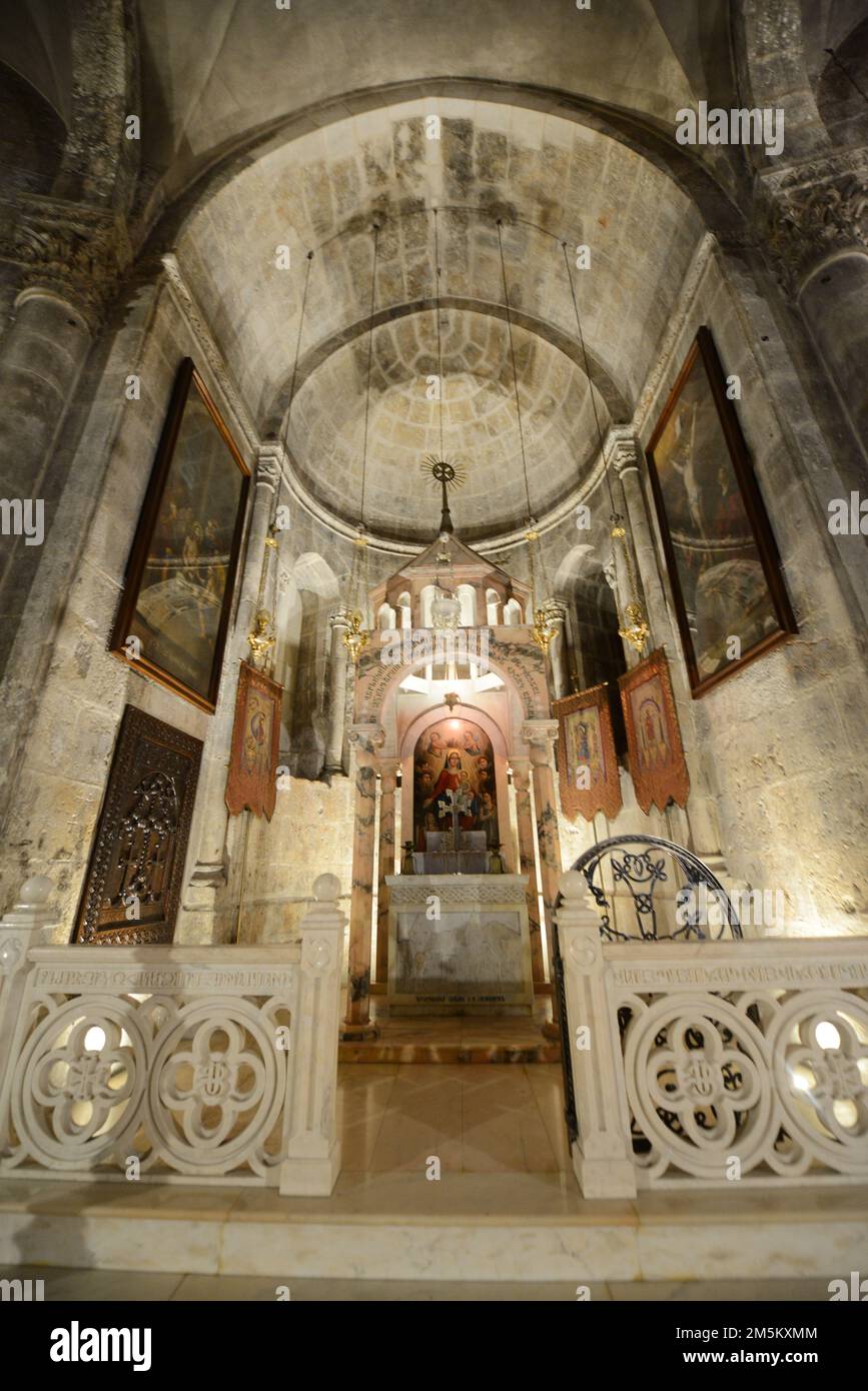 Im Inneren der Grabeskirche im christlichen Viertel in der Altstadt von Jerusalem. Stockfoto