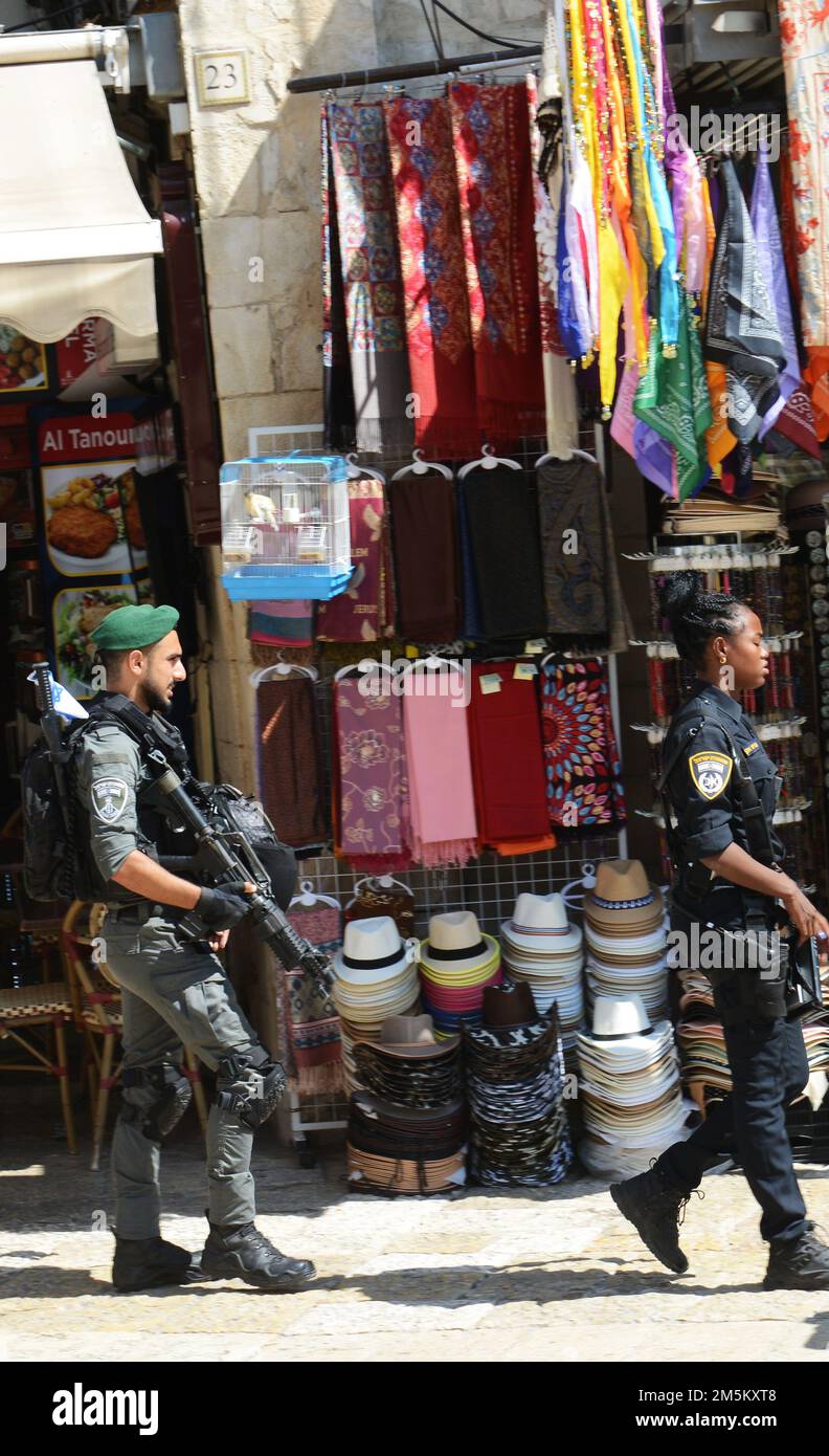 Israelische Grenzpolizisten in einer Sicherheitspatrouille in der Altstadt von Jerusalem. Stockfoto