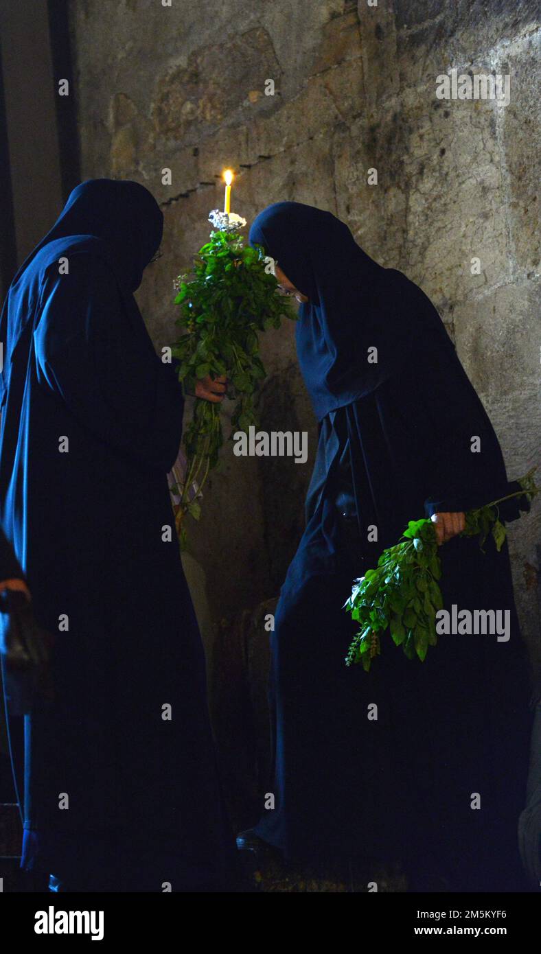 Orthodoxe christliche Nonnen versammeln sich vor dem Beginn einer Prozession vom Grab der Jungfernkapelle zur Grabeskirche in Jerusalem. Stockfoto