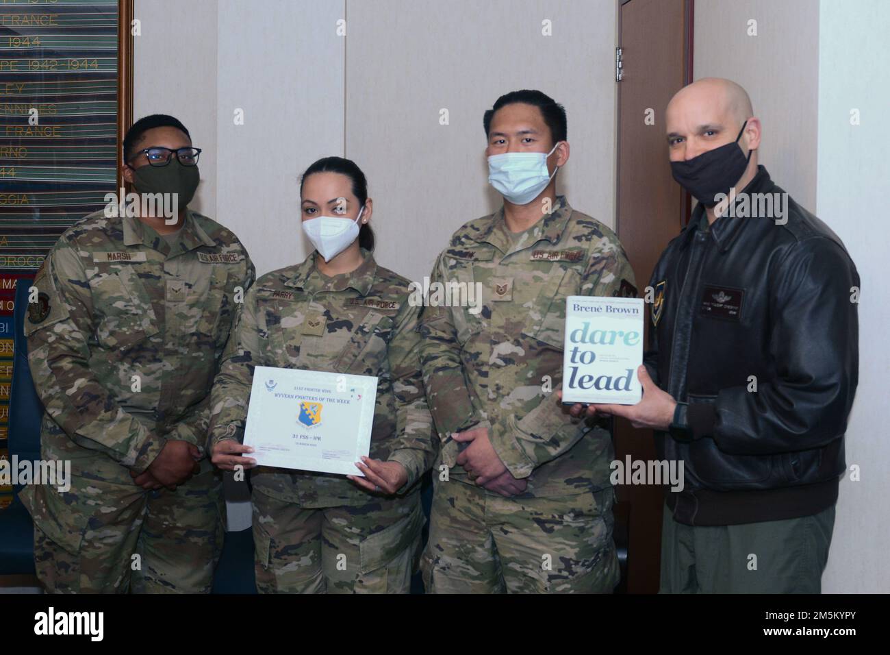 Mitglieder des Wyvern Fighter Team of the Week in dieser Woche sind SSgt Daniel Ly, SRA Samantha Perry und A1C Jadis Marsh von 31. FSS Installation Personnel Readiness. Das Team war maßgeblich an der Mission des 31. Kampfflügels zur Abschreckung durch sichere, sichere und wirksame Einsätze beteiligt. Sie haben unermüdlich an Wochenenden, späten Nächten und frühen Morgenstunden gearbeitet, um sicherzustellen, dass unsere Wyvern-Teamkollegen unsere NATO-Verbündeten und die NATO-Eingreiftruppe in den USA unterstützen und verteidigen Zuständigkeitsbereich der Luftwaffe in Europa und der Luftwaffe in Afrika. Die NATO-Eingreiftruppe ist eine multinationale Truppe Stockfoto