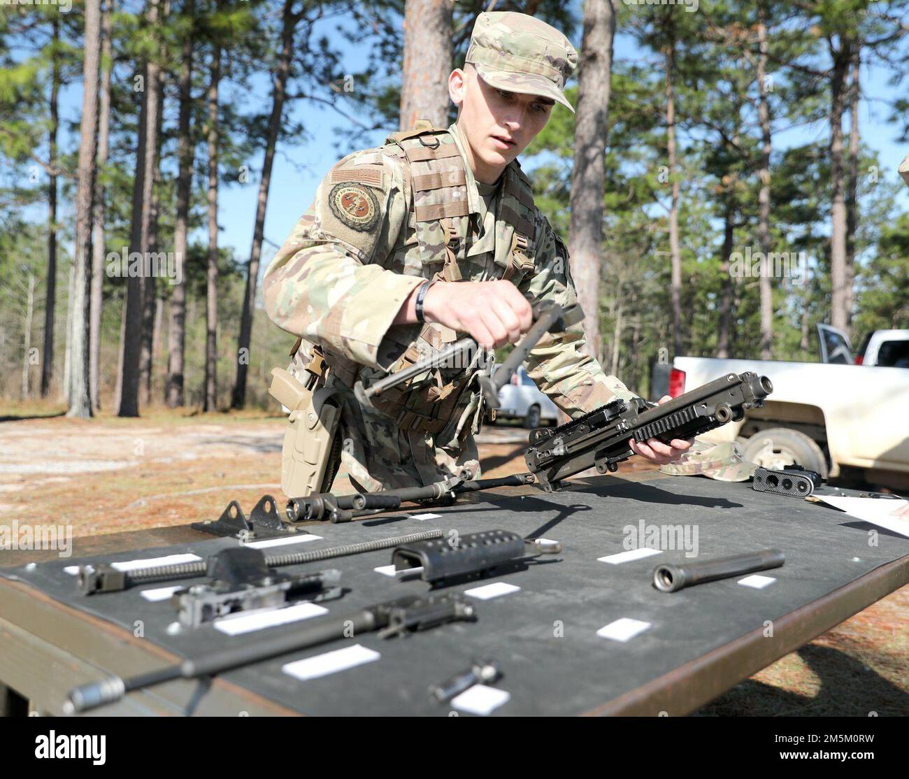 A Mississippi National Guard Airmen baut während des MSNG Best Warrior Competition 2022 im Camp Shelby Joint Forces Training Center, Mississippi, 23. März 2022 eine Waffe. Soldaten und Airmen, die aus Einheiten im ganzen Staat ausgewählt wurden, konkurrierten mit Soldaten unserer Partnernation, Usbekistan. Das BWC umfasste den Army Combat Fitness Test, einen herausfordernden Hinderniskurs, individuelle medizinische Aufgaben, verschiedene Kriegeraufgaben, eine schriftliche Prüfung, einen ravemarch und einen Night Land Navigation Kurs. Stockfoto