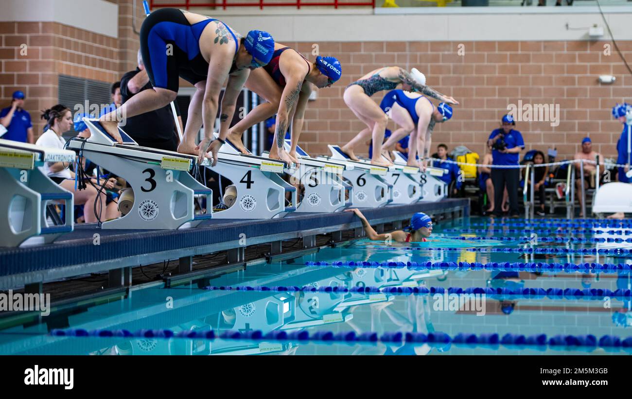 USA Air Force Wundred Warrior Athleten tauchen am 24. März 2022 bei einem Schwimmwettkampf im Blossom Aquatics Center, San Antonio, Texas, in einen Pool. Die Tests sind eine adaptive Sportveranstaltung, die das geistige und körperliche Wohlbefinden von schwer erkrankten oder verletzten Militärmitgliedern und Veteranen fördern soll. Stockfoto