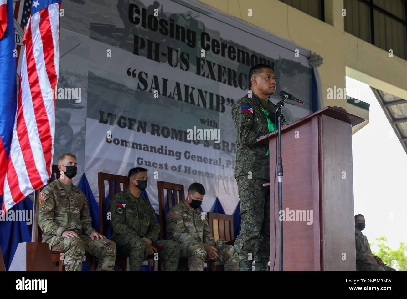 Generalleutnant Romeo Brawner Jr, Befehlshaber der philippinischen Armee, hält den Teilnehmern von Salaknib 2022 während der Abschlusszeremonie am 24. März 2022 in Fort Magsaysay, Nueva Ecija, Philippinen, eine Rede. Durch die jährliche Übung wurden die strategischen Bereitschaftskapazitäten der USA verbessert Armee und philippinische Armee, die auf der gemeinsamen Vision der Aufrechterhaltung eines freien und offenen Indo-Pacific aufbauen. Stockfoto