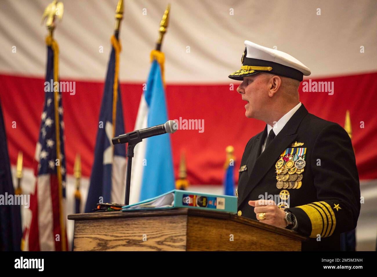 220324-N-BK917-1352 VIRGINIA BEACH, VA (24. März 2022) -- ADM. Christopher Grady, Vice Chairman of the Joint Chiefs of Staff, hält eine Rede vor Gast und Crew während einer Ruhestandszeremonie zu Ehren von Capt. Charles Hampton, 24. März 2022. Hampton ging während seiner letzten Zeremonie zur Befehlsänderung in den Ruhestand, nachdem er mehr als 25 Jahre in der Navy saß. Stockfoto