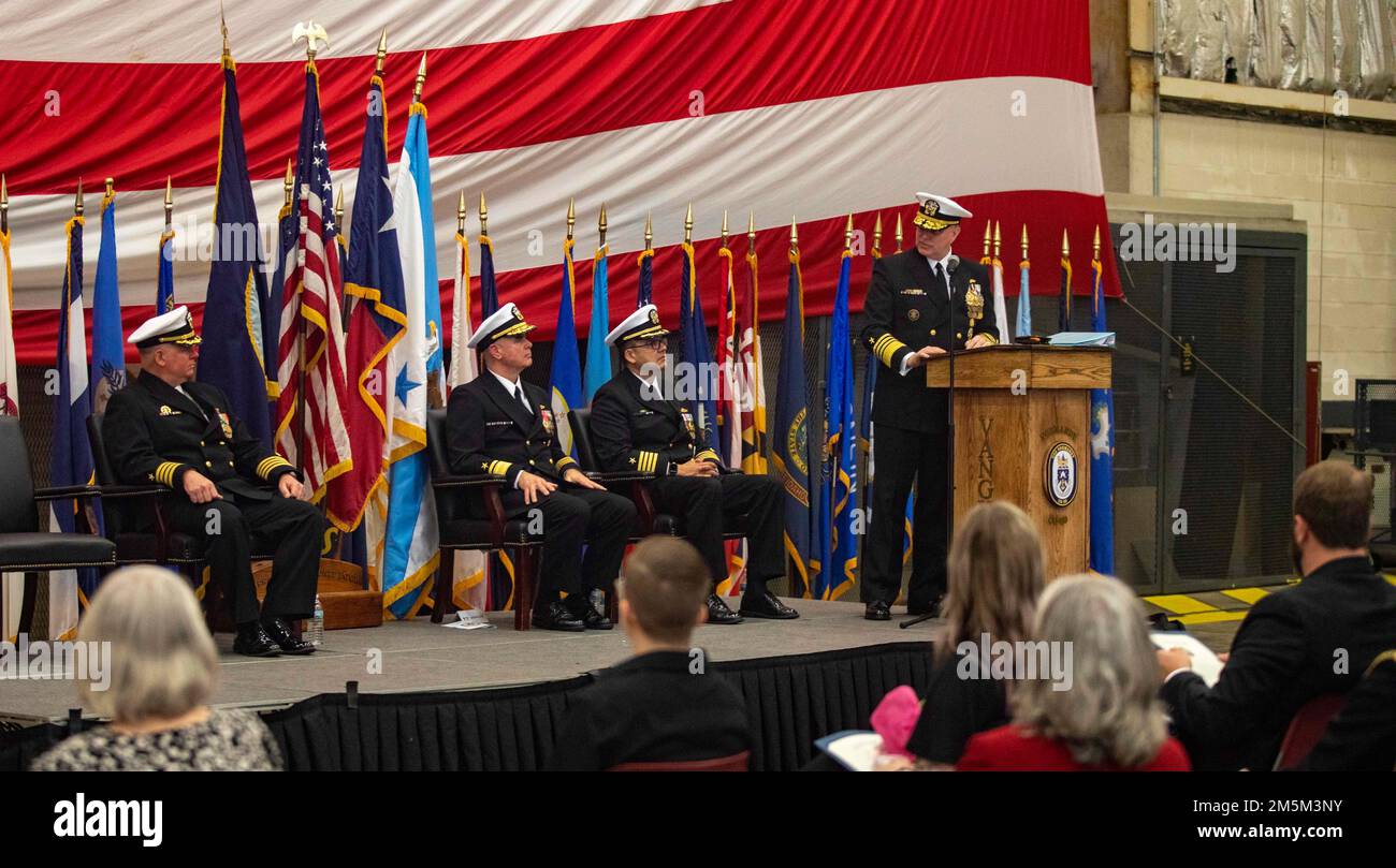 220324-N-BK917-1253 VIRGINIA BEACH, VA (24. März 2022) -- ADM. Christopher Grady, Vice Chairman of the Joint Chiefs of Staff, hält eine Rede vor Gast und Crew während einer Ruhestandszeremonie zu Ehren von Capt. Charles Hampton, 24. März 2022. Hampton ging während seiner letzten Zeremonie zur Befehlsänderung in den Ruhestand, nachdem er mehr als 25 Jahre in der Navy saß. Stockfoto