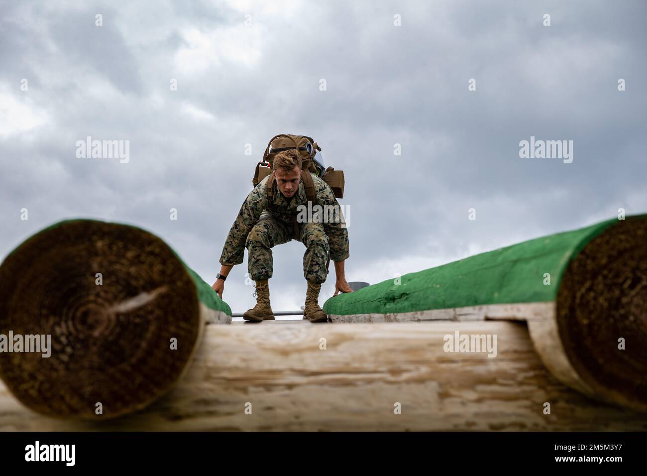 USA Marine Corps Lance CPL. Ezekial Nunn, ein Kraftfahrzeugbetreiber mit Combat Logistics Regiment 3, 3. Marine Logistics Group, nimmt am Hindernislauf Teil, der Teil des 3. Iron Mike Screener von MLG in Camp Kinser, Okinawa, Japan, 24. März 2022 ist. Sechzehn Mitglieder waren Teil des Screenings, um 3. MLG für die jährliche Iron Mike Challenge an der Marine Corps Base Quantico, Virginia, ab dem 7. Mai 2022 vertreten zu können. Stockfoto