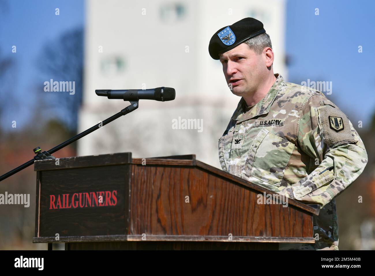 US-Befehlshaber der Artilleriebrigade 41. Armeekollege Daniel Miller spricht mit dem Publikum während der Zeremonie der Brigade zur Übernahme der Verantwortung auf dem Paradenfeld Turmbaracken Grafenwoehr, Deutschland, 24. März 2022. Stockfoto