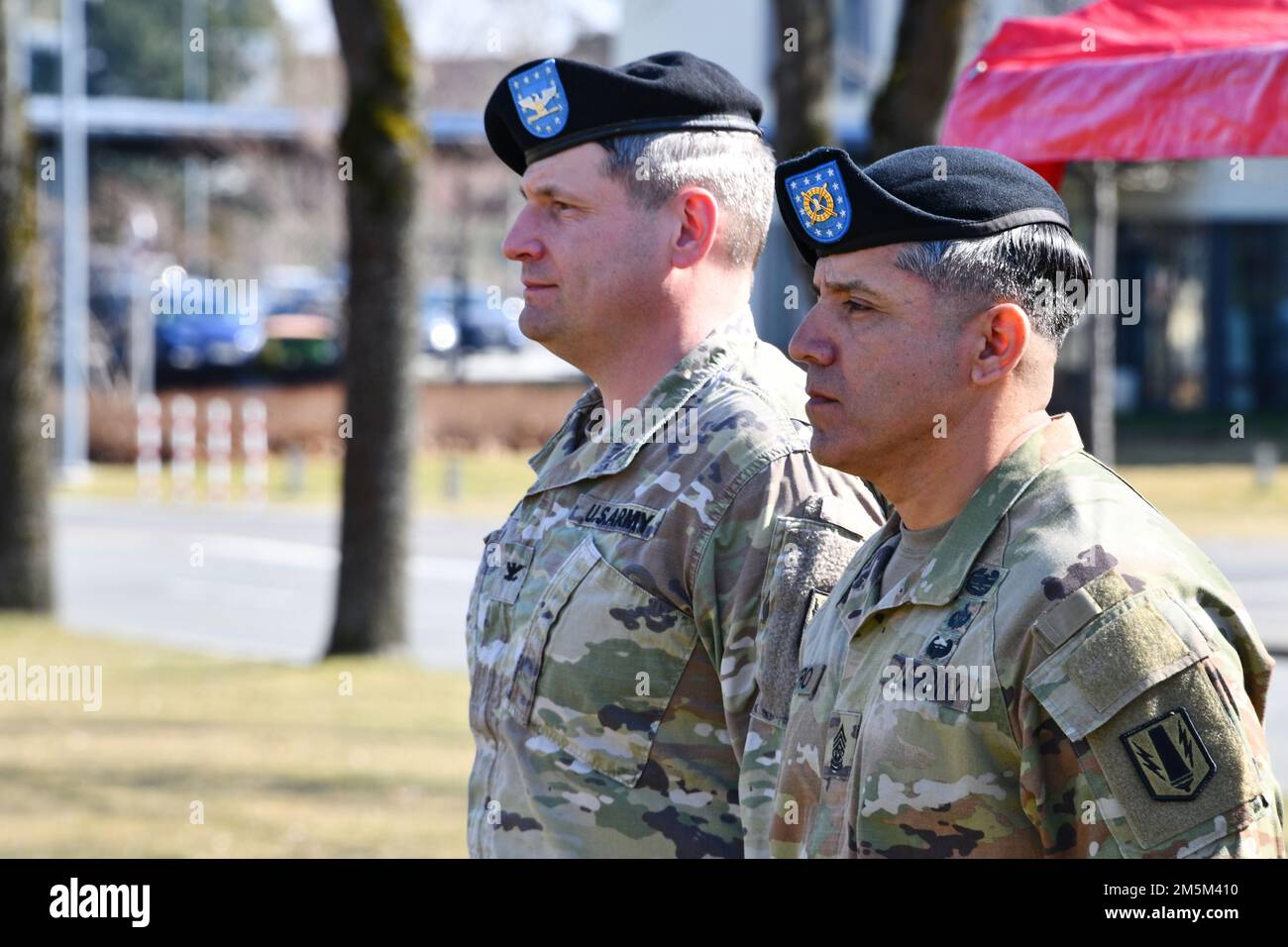 Der ankommende 41. Feldartilleriebrigade Kommandooffizier Major U.S. Kommandodienstleiter Major Kristian Castro, rechts, und der 41. FAB Commander U.S. Armeekollege Daniel Miller, stellen Sie sich vor die Formation während der Verantwortungsübernahmezeremonie der Brigade am 24. März 2022 auf dem Paradenfeld der Turmbaracke Grafenwoehr. Stockfoto