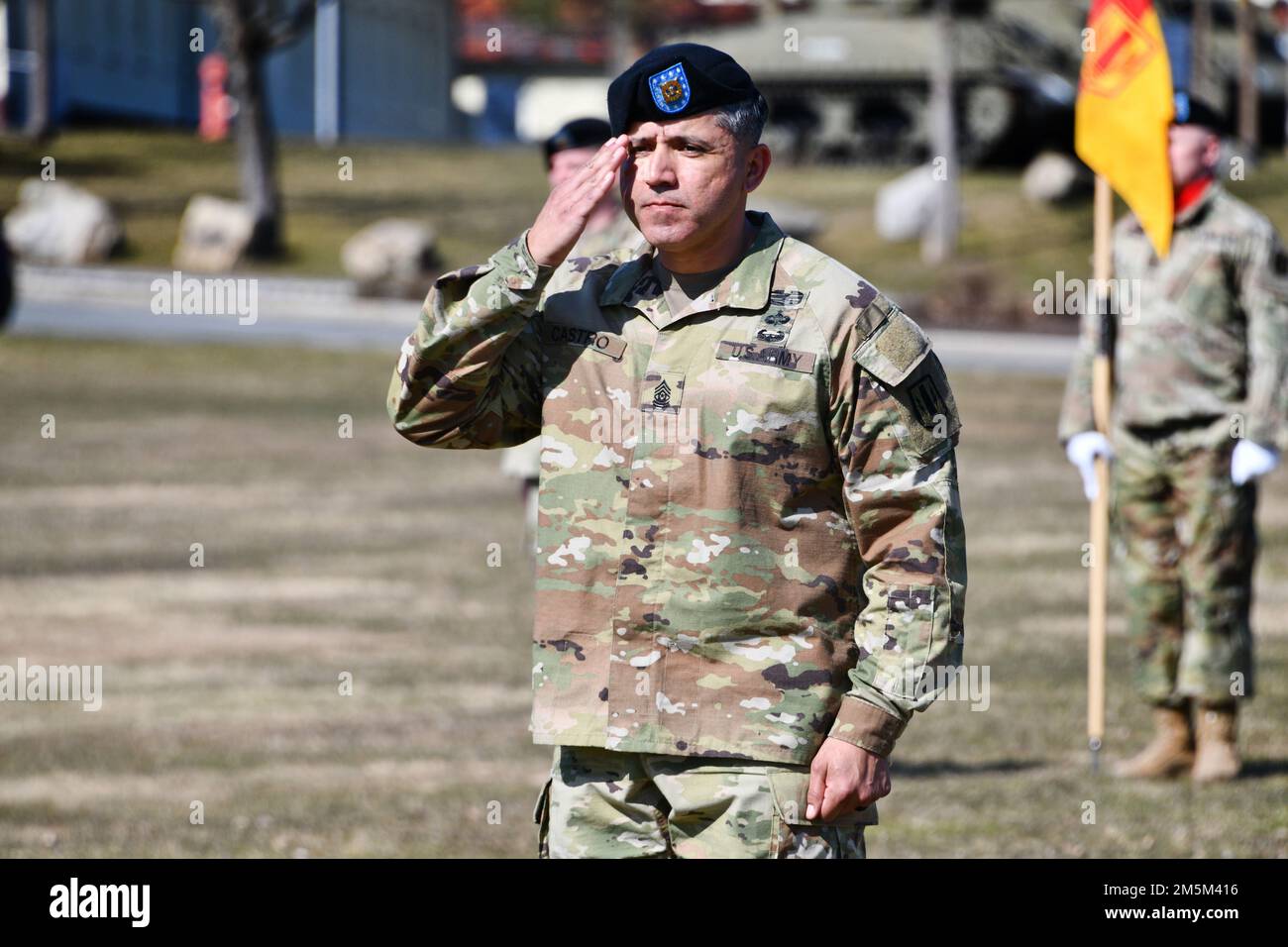 USA Oberfeldwebel Kristian Castro, Left, der neue 41. Feldfeuerwehrbrigade Oberfeldwebel Major salutiert während der Verantwortungsübernahmezeremonie der Brigade auf dem Paradenfeld Grafenwoehr im Turm, 24. März 2022. Stockfoto