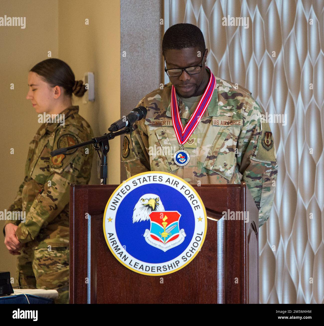 Staff Sgt. Ayao Tsotso Ken Hukporti, 88. Truppenstaffel, ruft zu seiner Abschlusszeremonie der Airman Leadership School der Klasse 22-C am 24. März 2022 auf dem Luftwaffenstützpunkt Wright-Patterson, Ohio, auf. ALS ist erforderlich für erfahrene Airmen, die als Staff Sergeant ausgewählt wurden, um ihnen Führung und Kultur der Air Force beizubringen, und steht berechtigten Zivilisten offen. Stockfoto