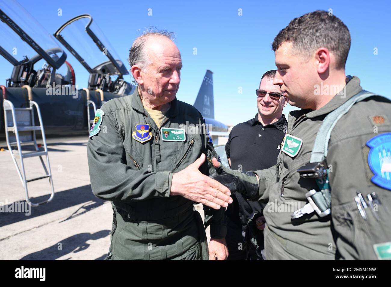 USA Air Force Maj. (ret.) Ted Sienicki, der 48. den jährlichen Freedom Flyer Award erhalten hat (links), dankt US Air Force Major Mark Jordy, 560 Flying Training Squadron Instructor Pilot (rechts) für seinen Orientierungsflug nach Sienickis Flug in einem T-38C Talon am 24. März 2022 an der Joint Base San Antonio-Randolph AFB. Das jährliche Freedom Flyer-Programm 48. wurde von der 560. Flying Training Squadron ausgerichtet und ehrt die Dienste und Opfer unserer Vietnam POW/MIA Airmen. Stockfoto