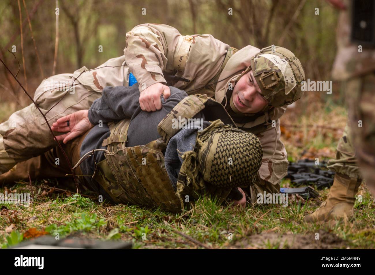 USA Air Force Senior Airman Thaniel Nipper, 375 Security Forces Squadron Entry Controller, führt während einer Einsatzprobe auf der Scott Air Force Base, Illinois, am 24. März 2022 eine Sicherheitsprüfung einer inhaftierten feindlichen Truppe durch. Bei dieser Mobilitätsprüfung für den Einsatz werden die Einsatzbereitschaft der Führungs- und Kontrollverfahren und die Kontinuität des Betriebs in einem simulierten umstrittenen Umfeld hervorgehoben. Stockfoto