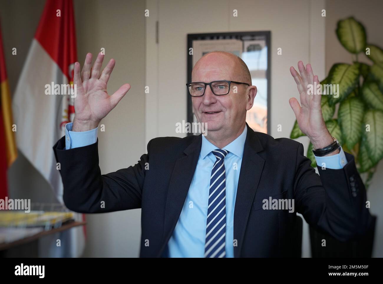 Potsdam, Deutschland. 27. Dezember 2022. Dietmar Woidke (SPD), Ministerpräsident Brandenburgs, spricht in seinem Büro im Staatskanzleramt während des traditionellen dpa-Interviews zum Jahresende. Kredit: Soeren Stache/dpa/Alamy Live News Stockfoto