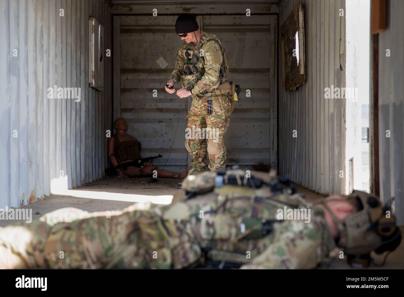 Techniker für die Entsorgung von Explosivstoffen (EOD) bei 53. Ordnance Company, 3. Ordnance Battalion, 71. Ordnance Group, Practice various Techniques during Special Operations Forces (SOF) Support Training (SST) in Yakima, Washington, 24. März 2022. Für die EOD-Community ist es wichtig, SOF-Support-Schulungen zu integrieren, damit EOD-Techniker ihre Kollegen auf dem Schlachtfeld während der Bereitstellung besser verstehen können. Stockfoto