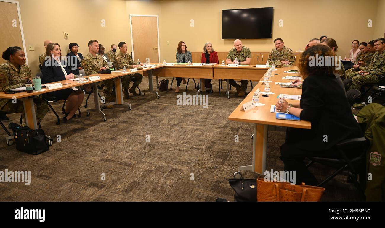 Joint Base Langley-Eustis-Personal versammelt sich im Military and Family Readiness Center, um mit den USA zu sprechen Marinestaat Christopher W. Grady, stellvertretender Vorsitzender der Stabschefs, und Christine Grady, seine Ehefrau, bei JBLE, Virginia, 24. März 2022. Der M&FRC stellte vier verschiedene Programme und bevorstehende Veranstaltungen zur Unterstützung der Servicemitarbeiter vor. Stockfoto