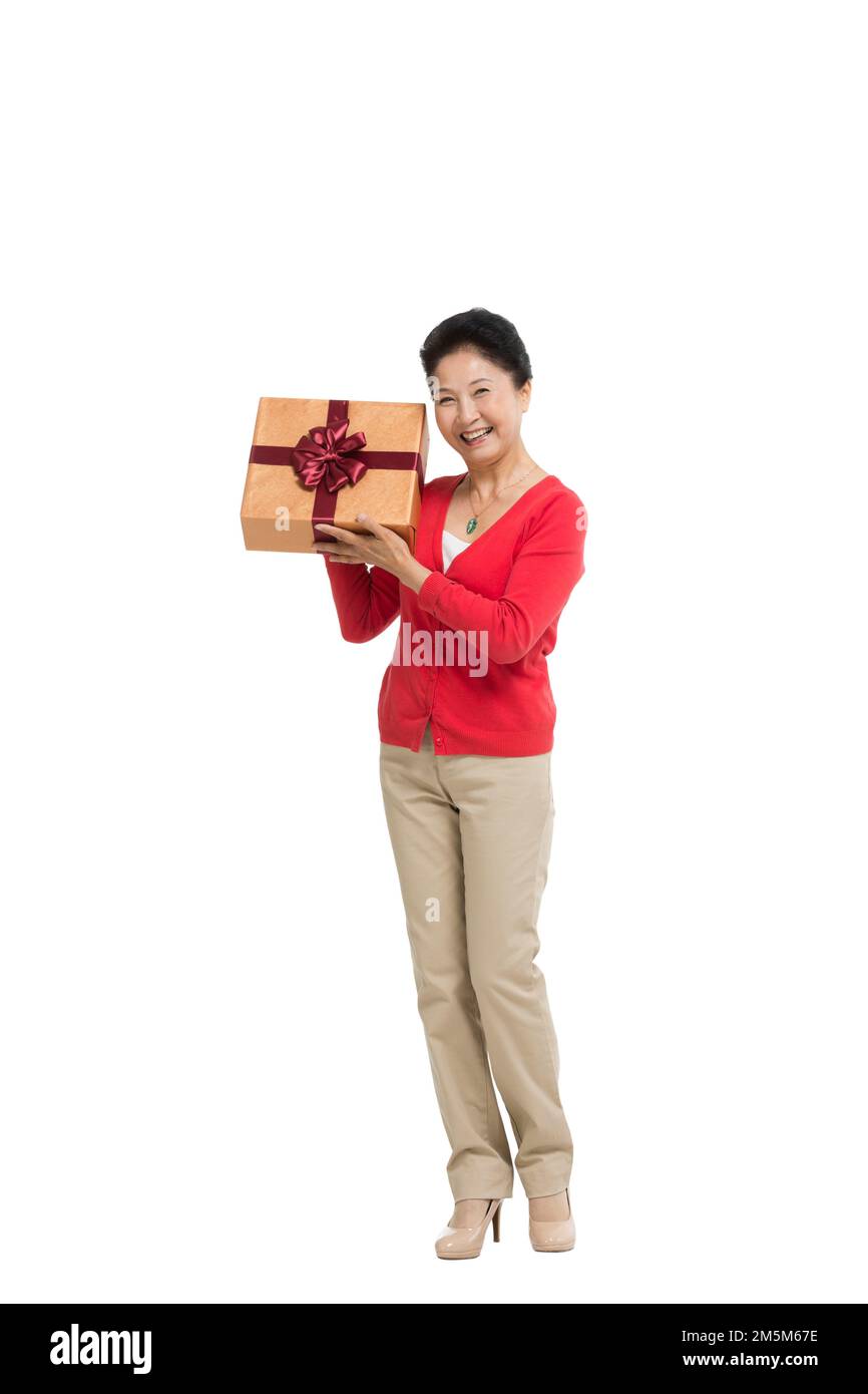 Zelt bis zu Frauen mittleren Alters und alten Frauen, die die Geschenkbox halten Stockfoto