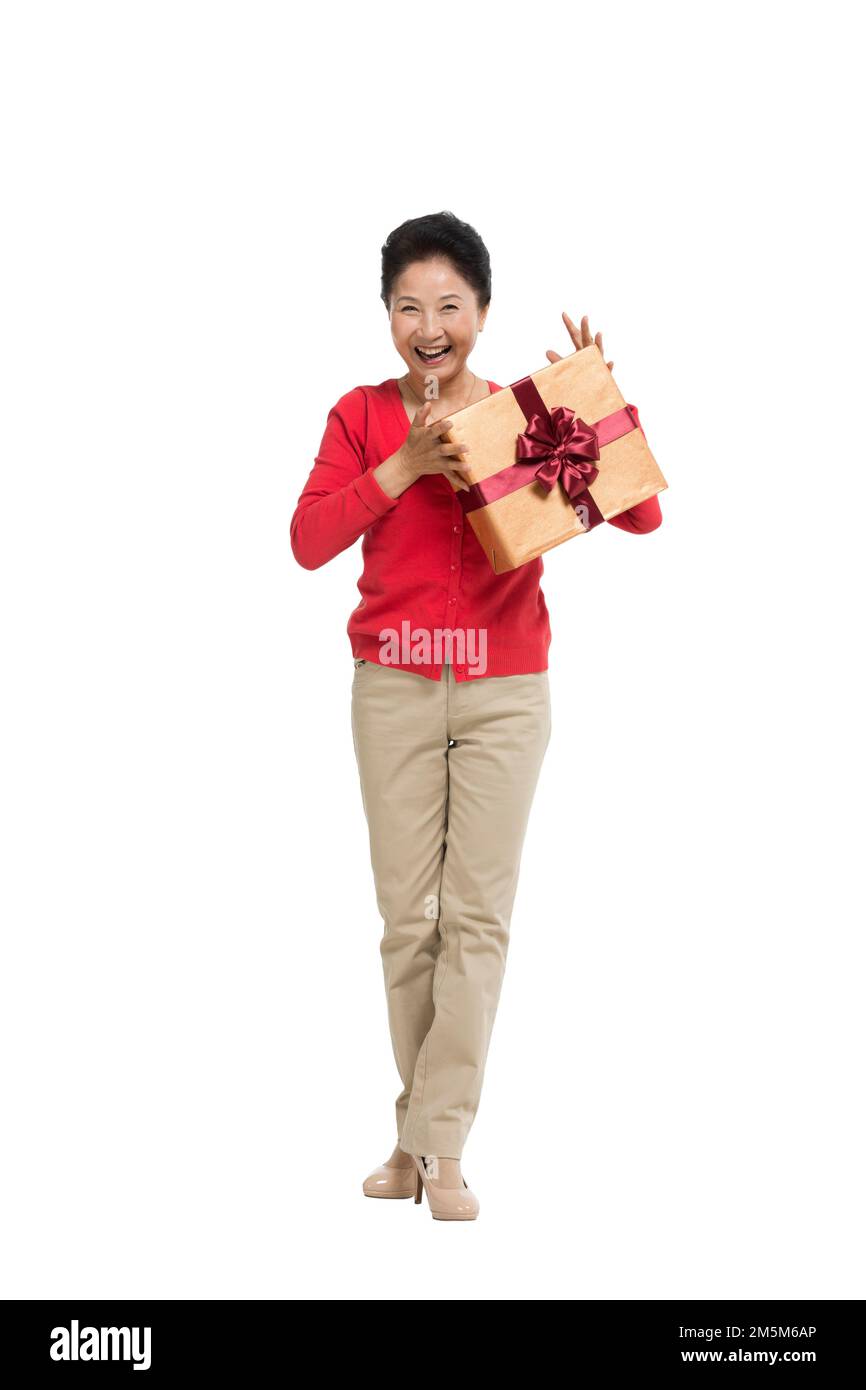 Zelt bis zu Frauen mittleren Alters und alten Frauen, die die Geschenkbox halten Stockfoto